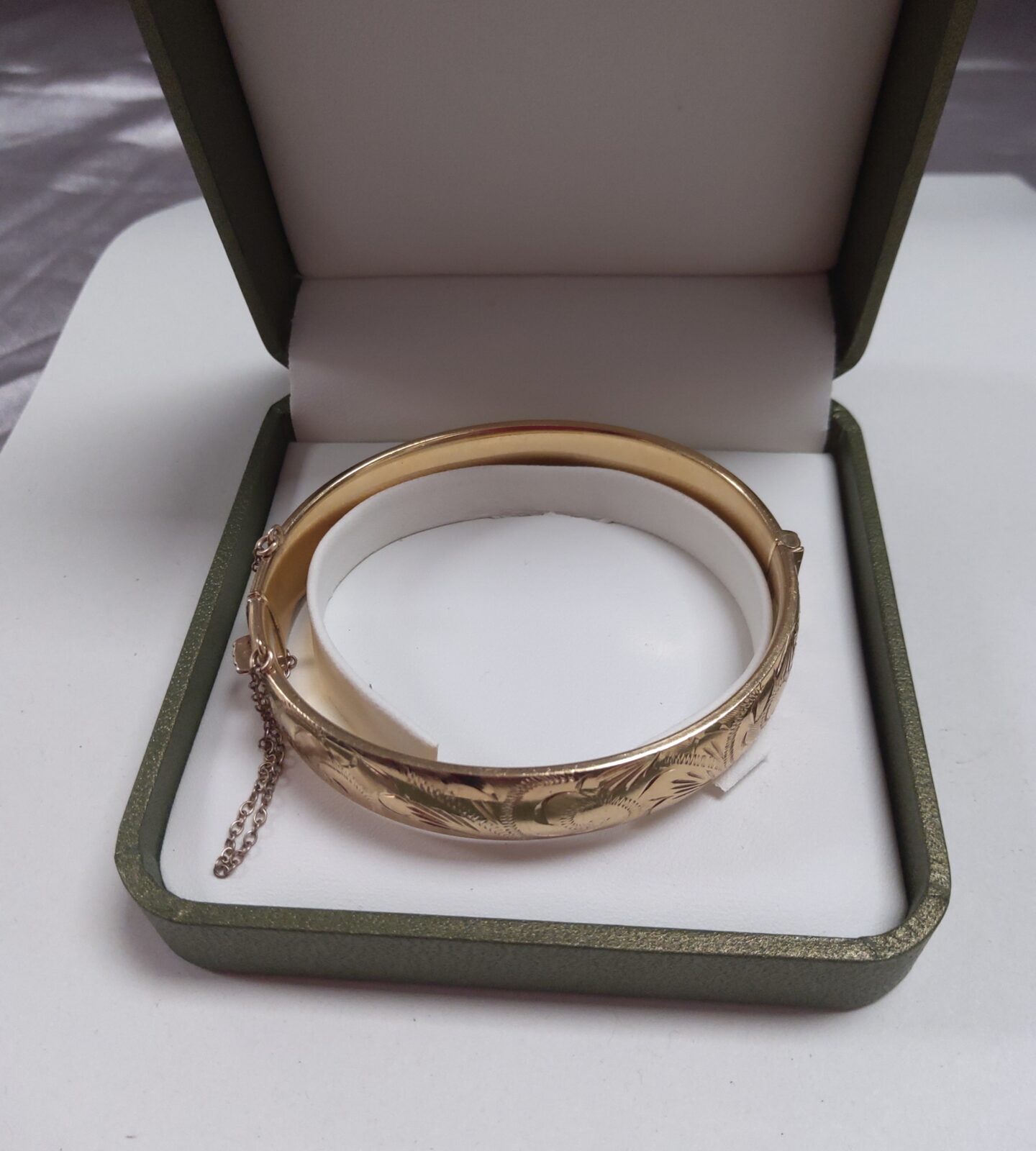 742-9ct-gold-metal-core-bangle-badgers-auctions-on-site-and-online