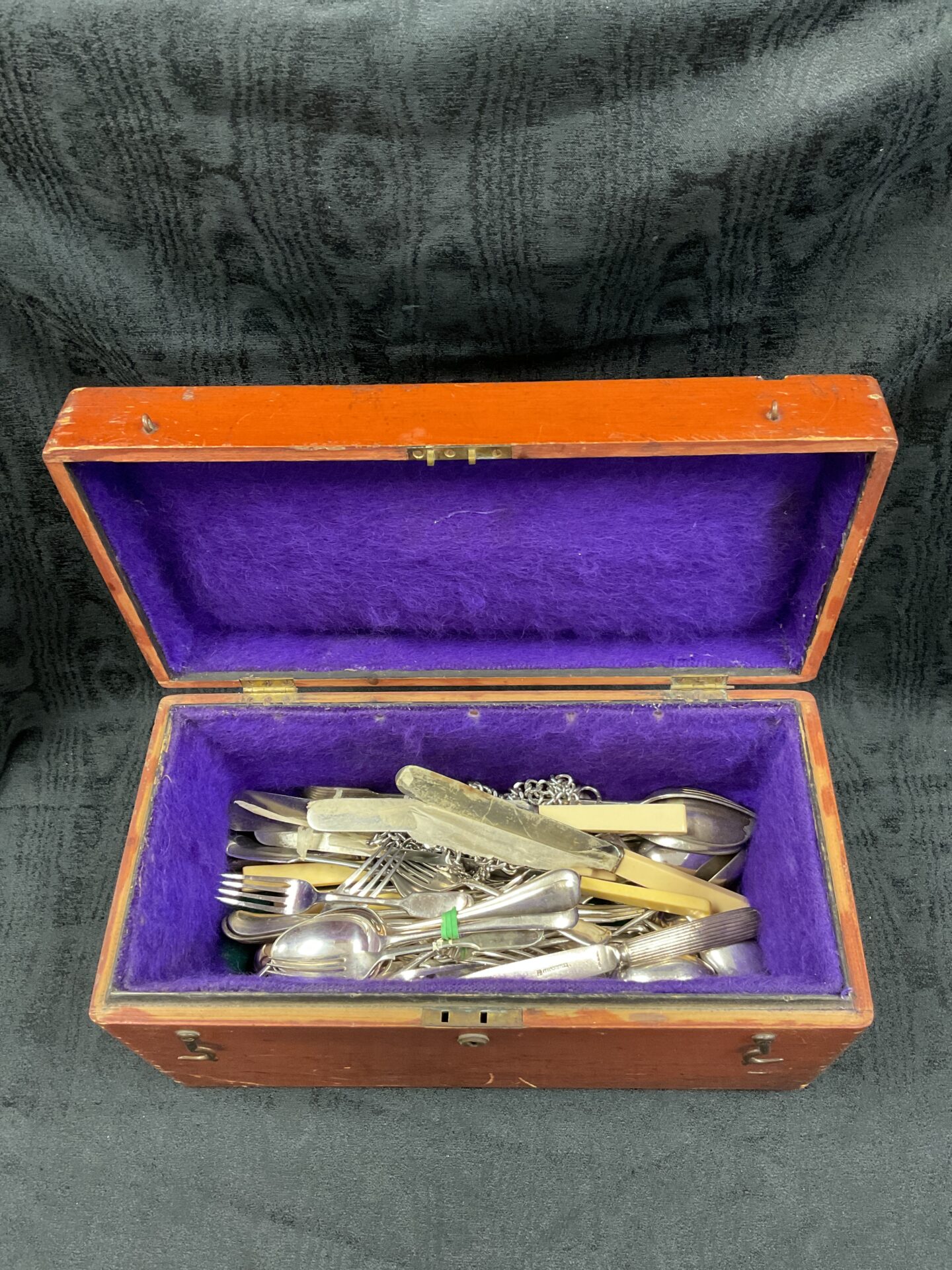 044-vintage-wooden-box-of-mixed-silver-plate-cutlery-badgers-auctions