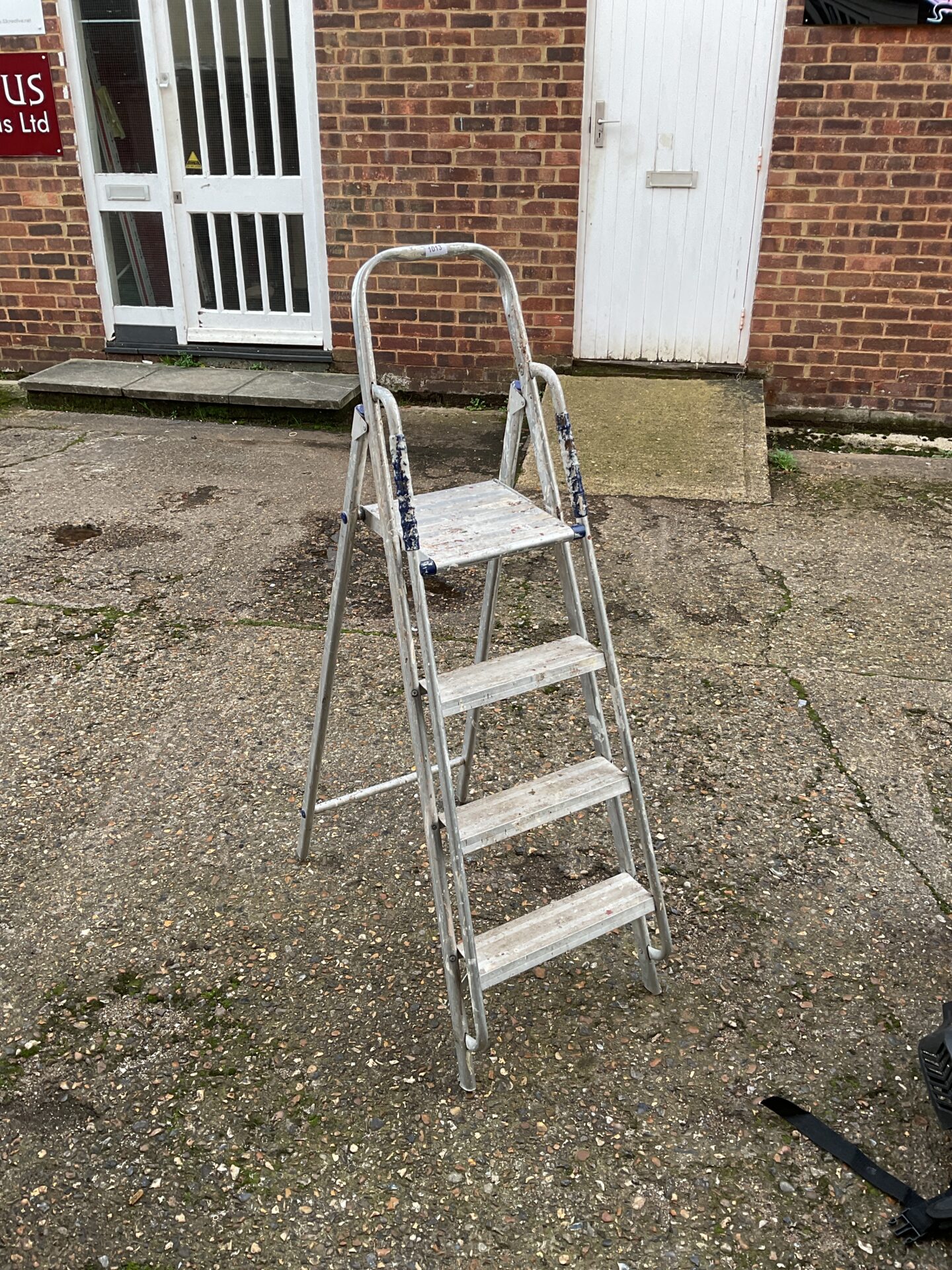 1013 light weight decorators aluminium step ladder Badgers Auctions