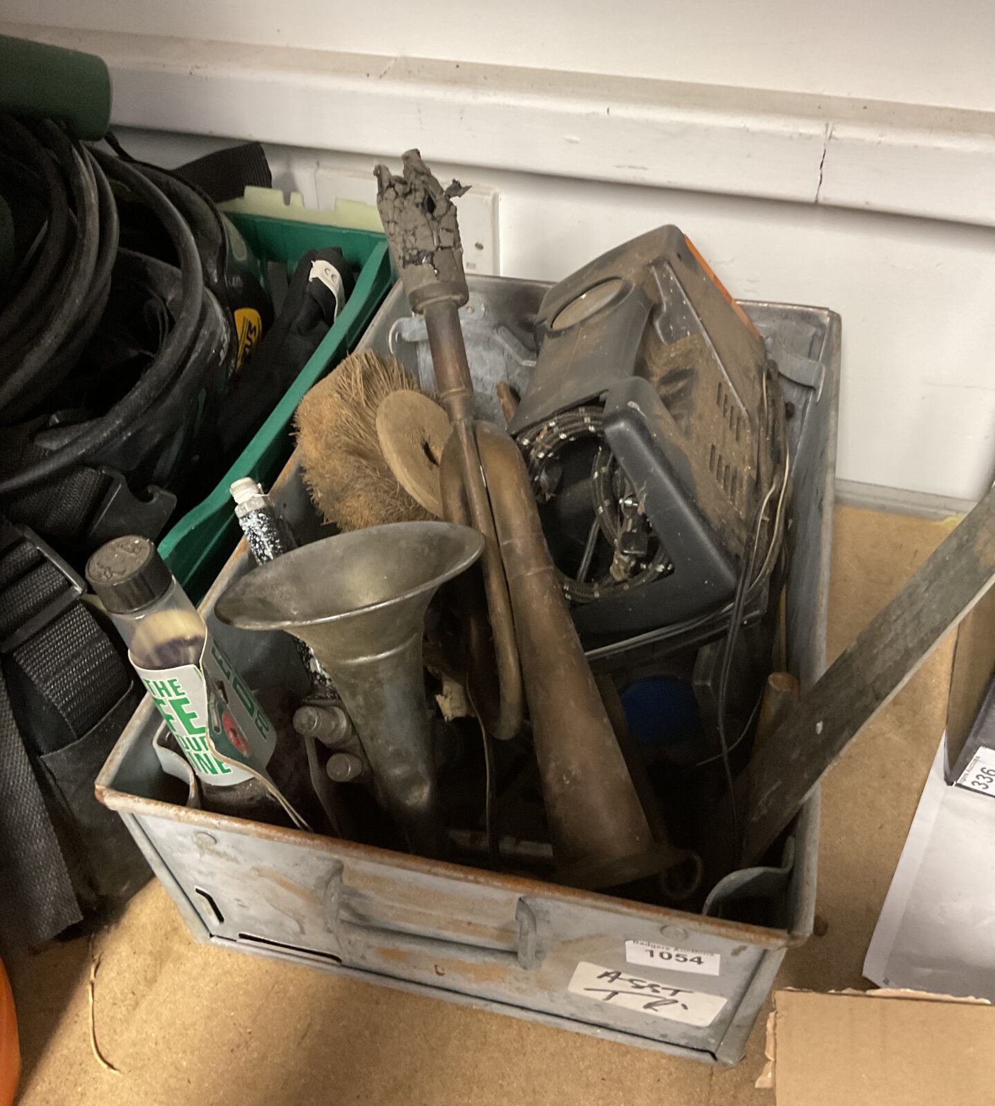 1054 tray of hardware in horns Badgers Auctions Onsite and online