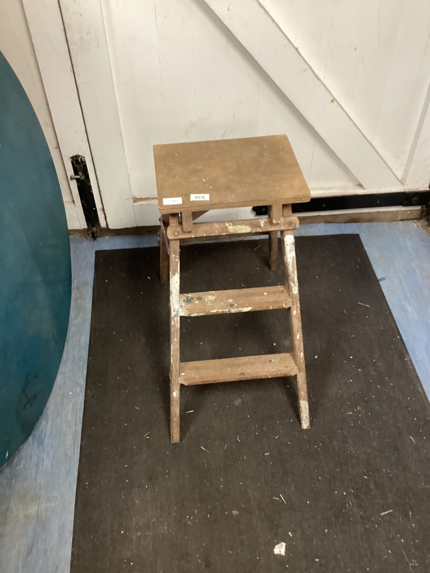 939 Small Wooden Step Ladder Badgers Auctions On Site And Online   Image 1444 