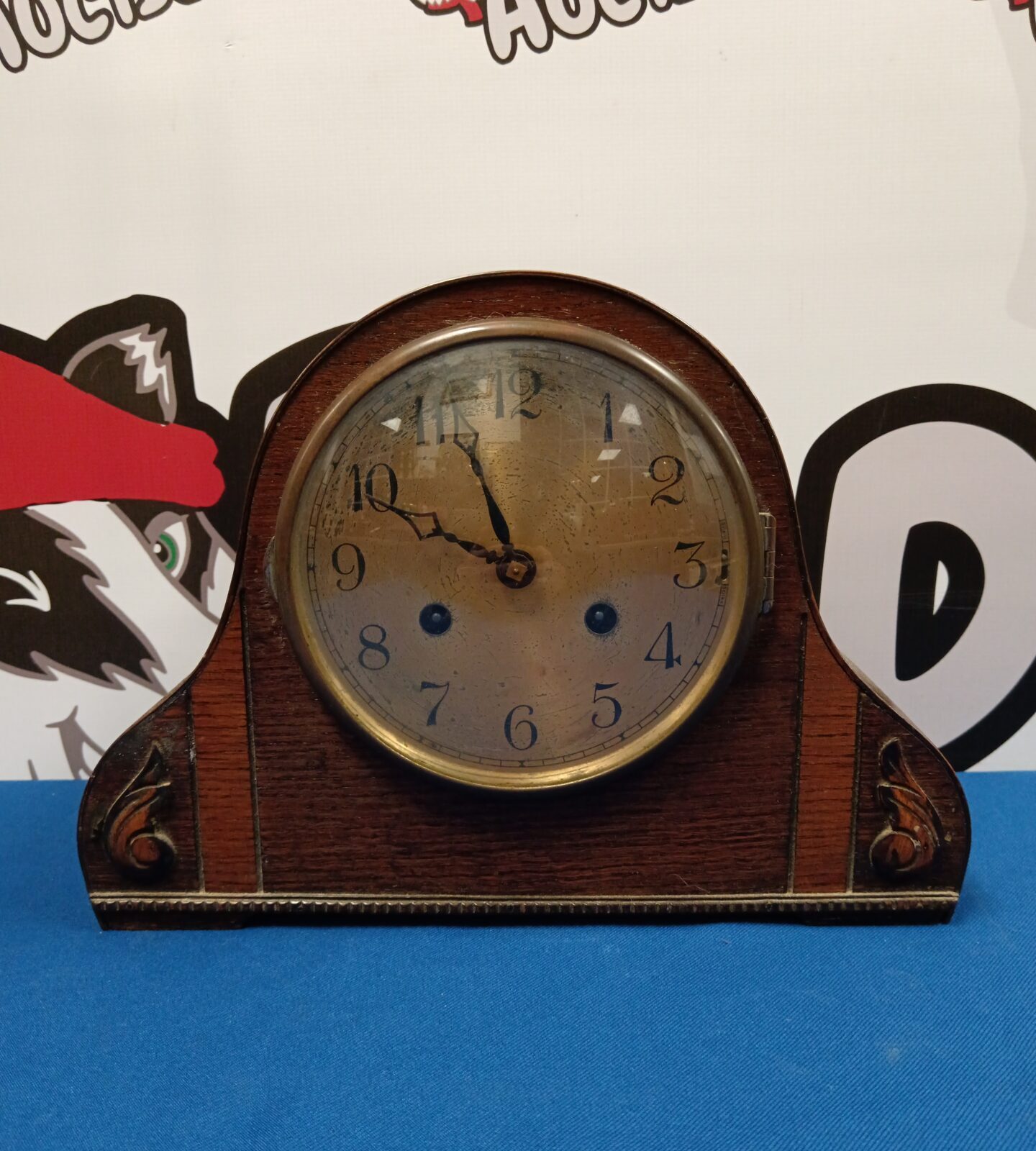 Antique mantle clock with pendulum & key