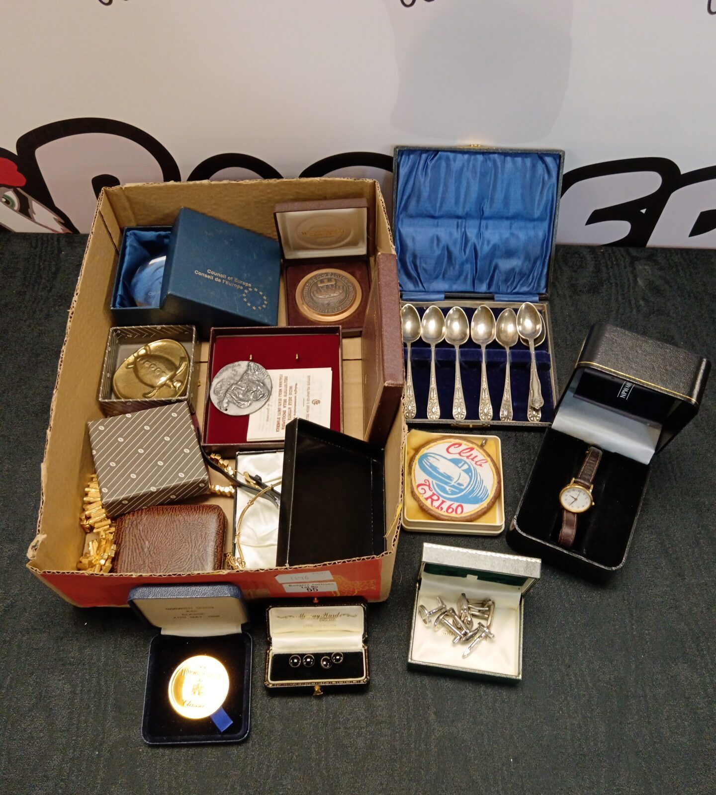 Tray of jewellery, medallions & cutlery set