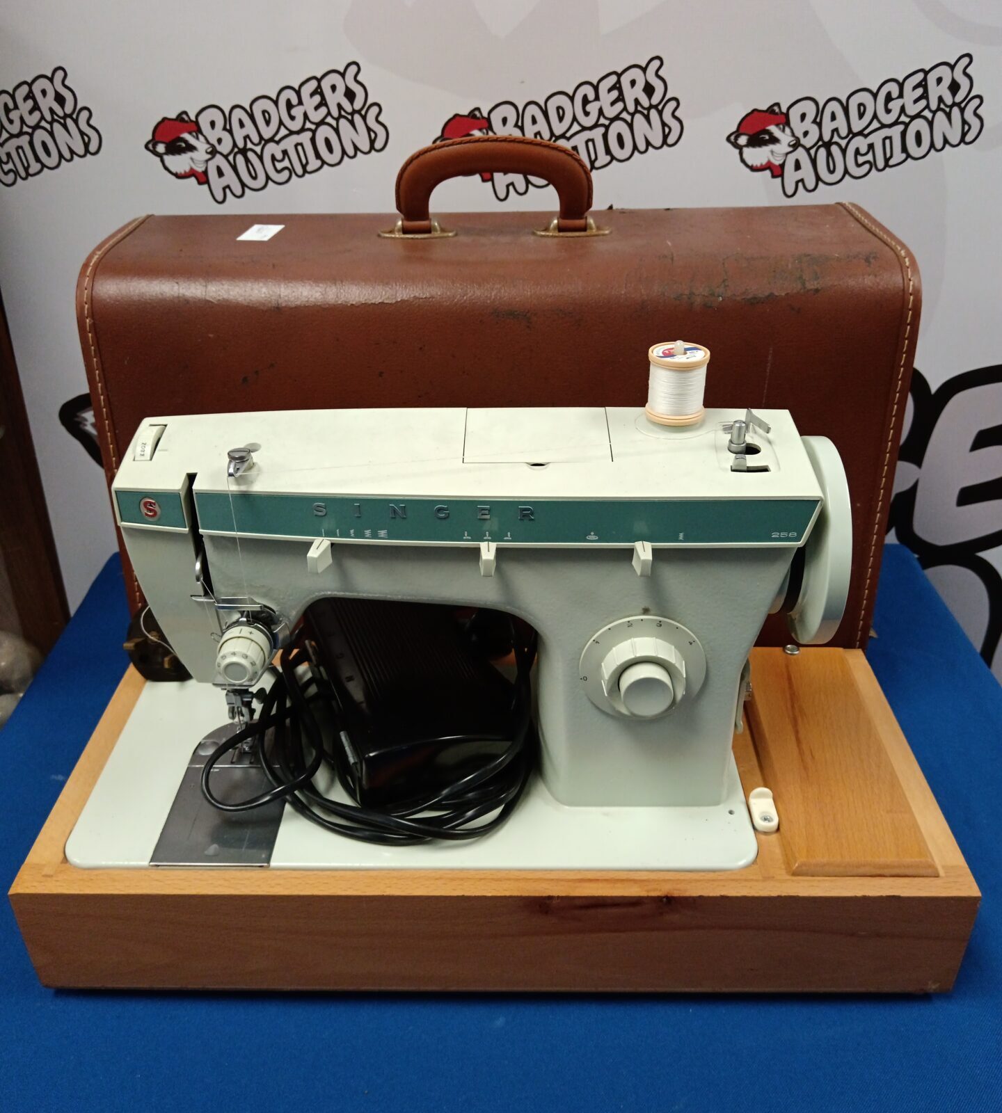 Singer 256 electric sewing machine