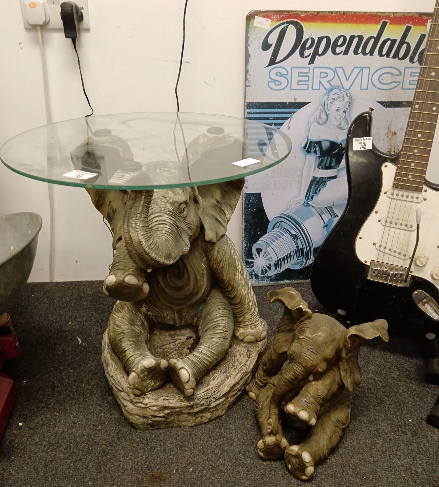 Resin elephant wine table with elephant ornament