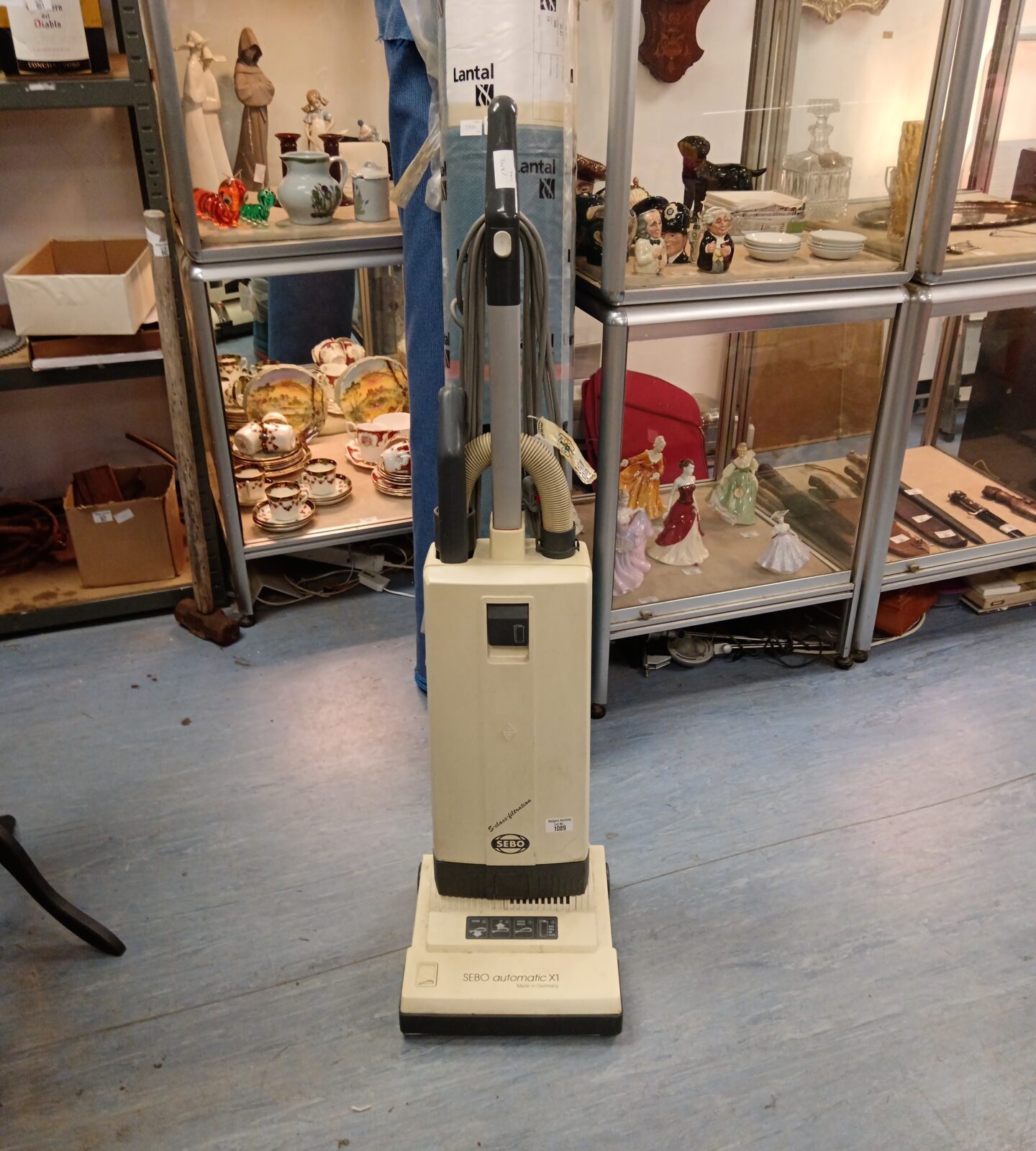 Sebo automatic X1 vacuum cleaner working