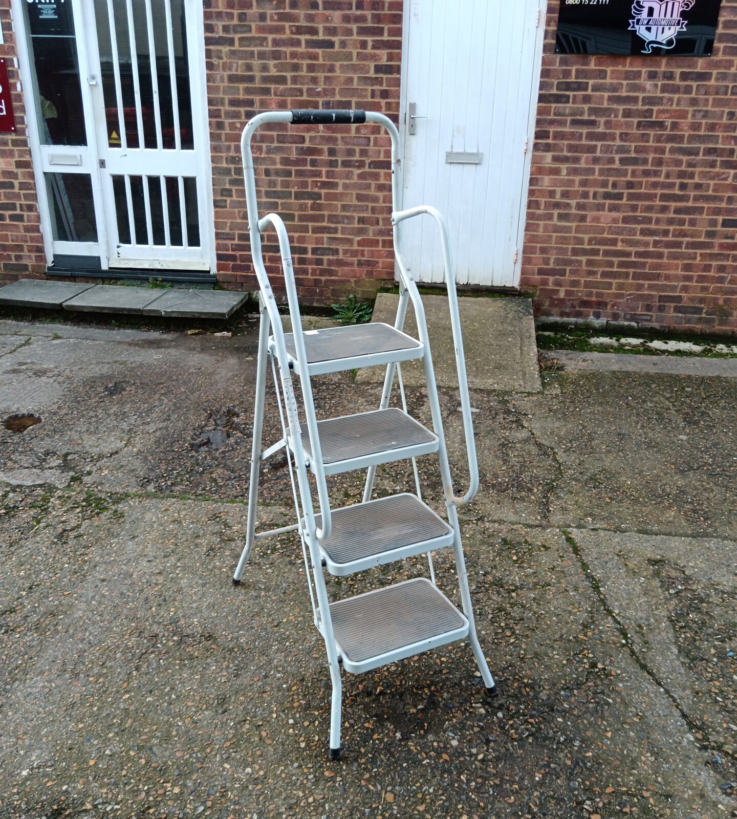 Metal folding 4 run step ladder