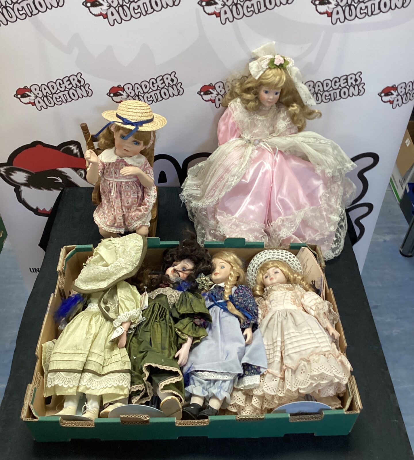 Tray of mixed dolls