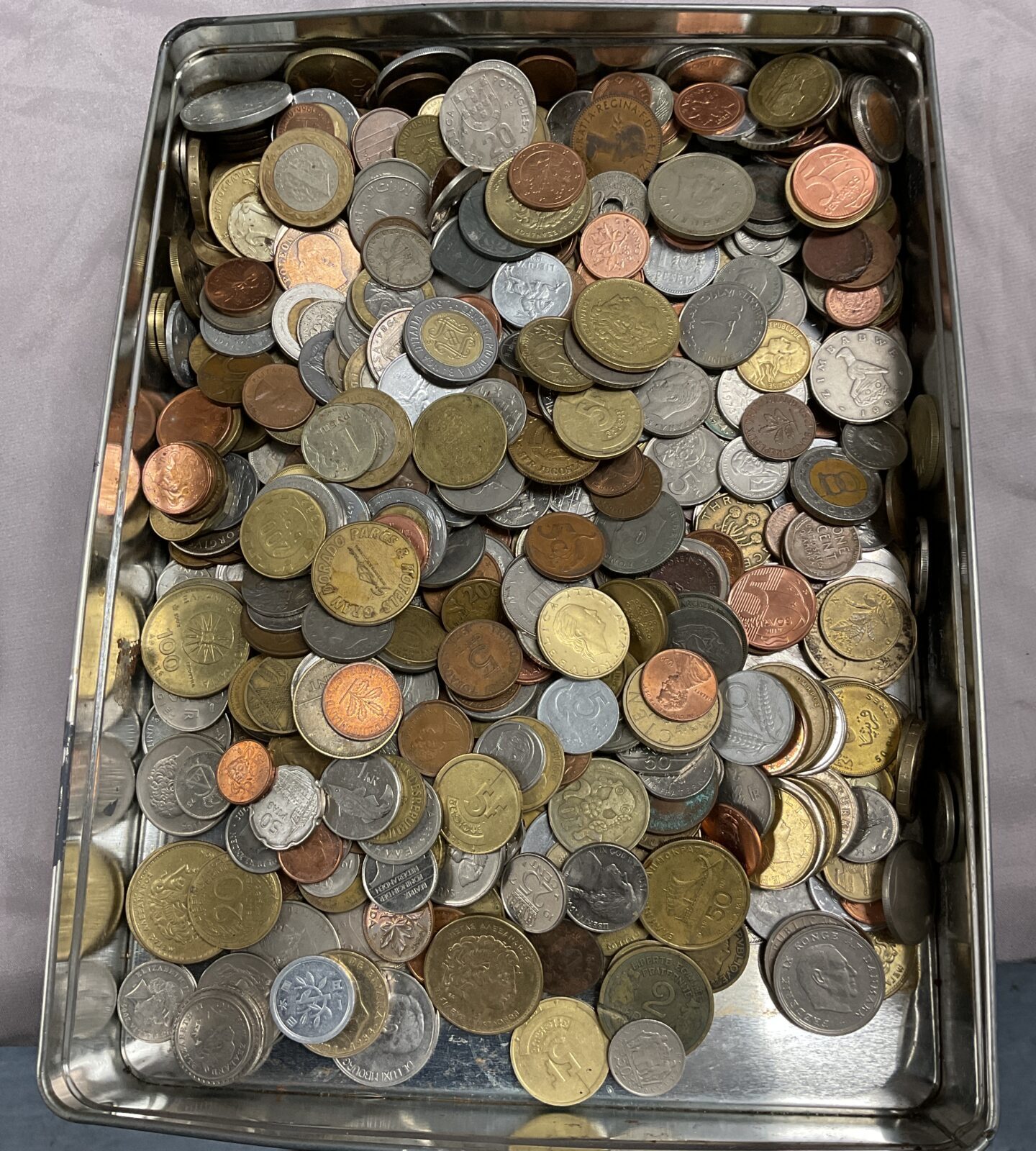 Tin of assorted coins