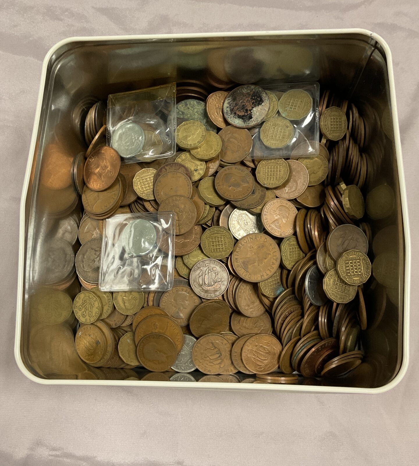 Tin of assorted coins