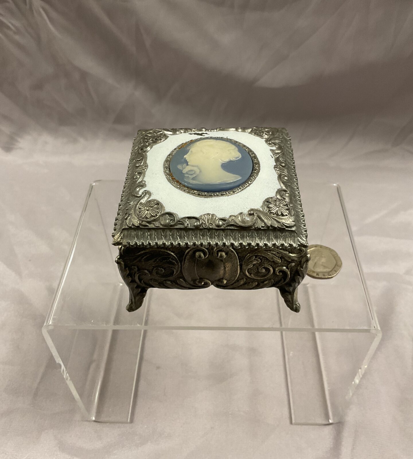 cameo lidded jewellery box with assorted earrings - Image 2