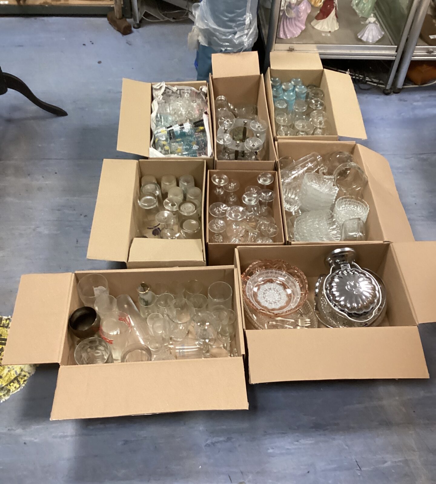 Large quantity of mixed glassware