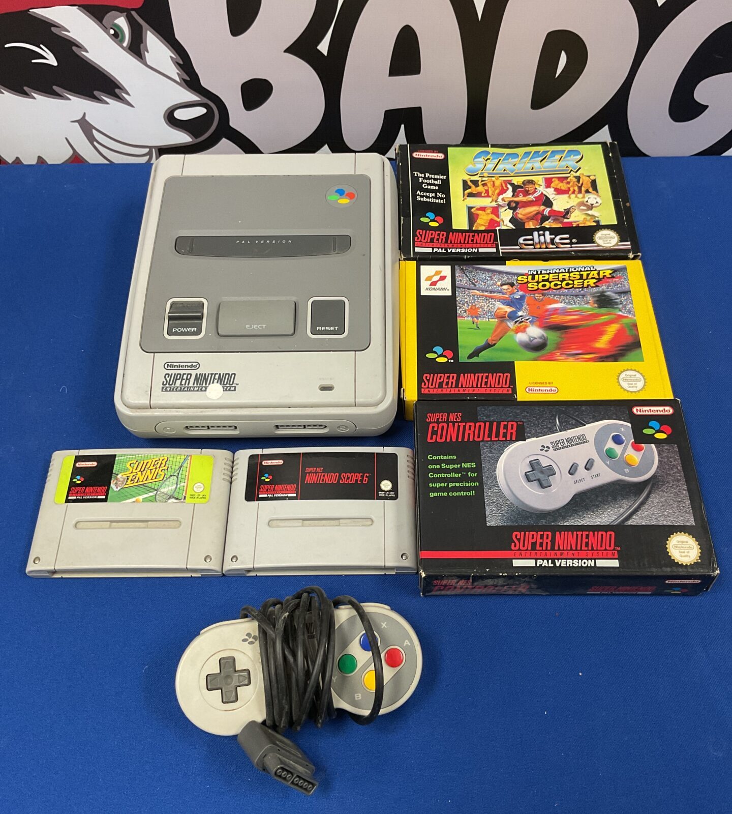 Super Nintendo (snes) with cables, two controllers (on boxed) and 2 boxed games and 2 unboxed games