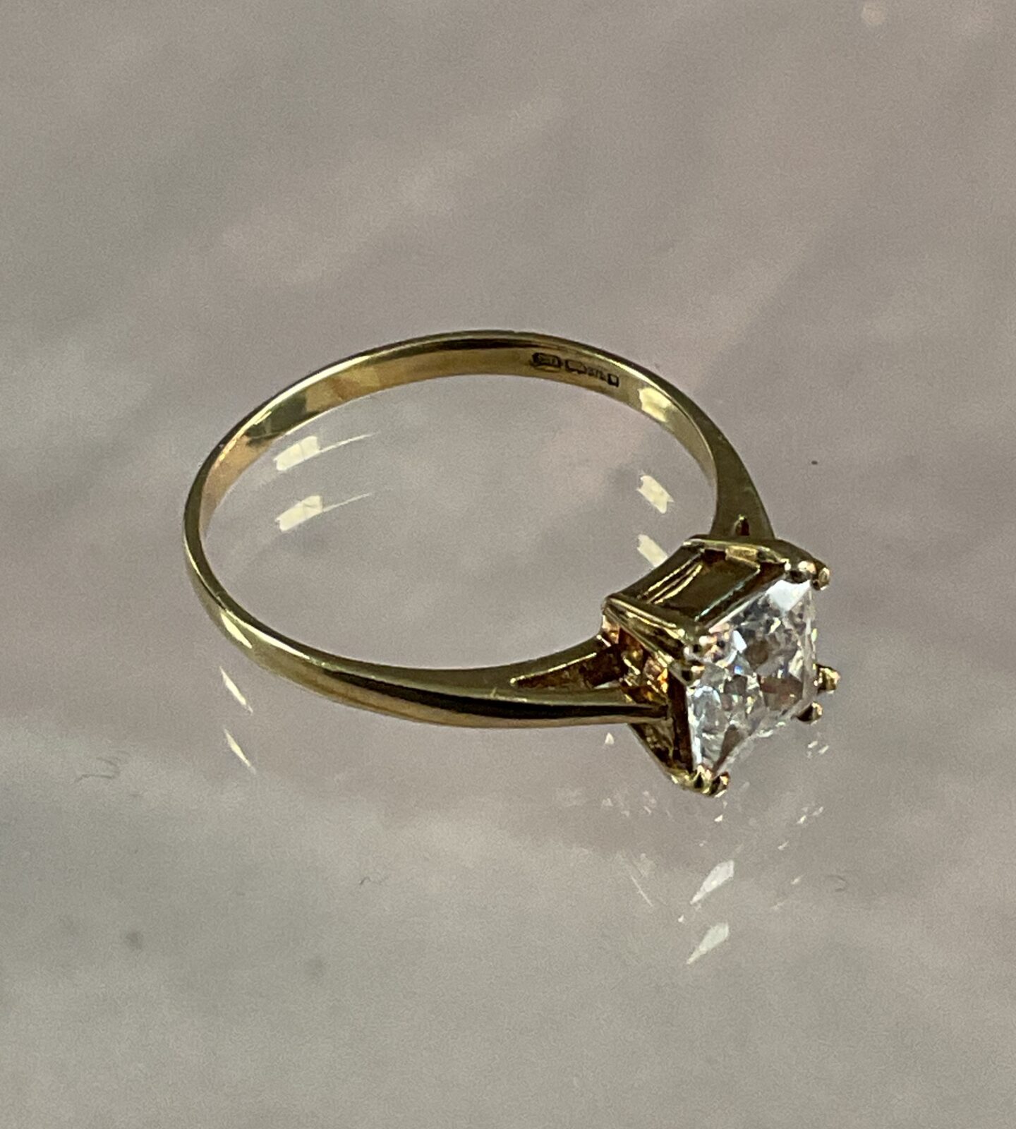 9ct gold Cubic zirconia set ring size O