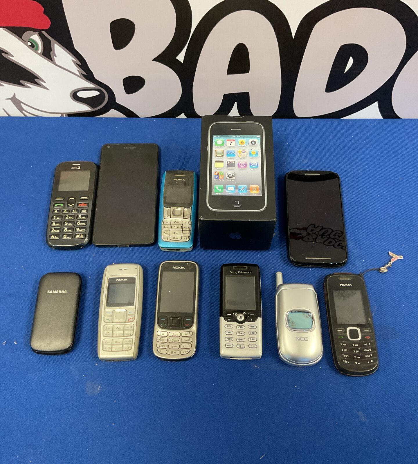 Collection of phones including Nokia, Sony Ericsson, Samsung and Apple iphone