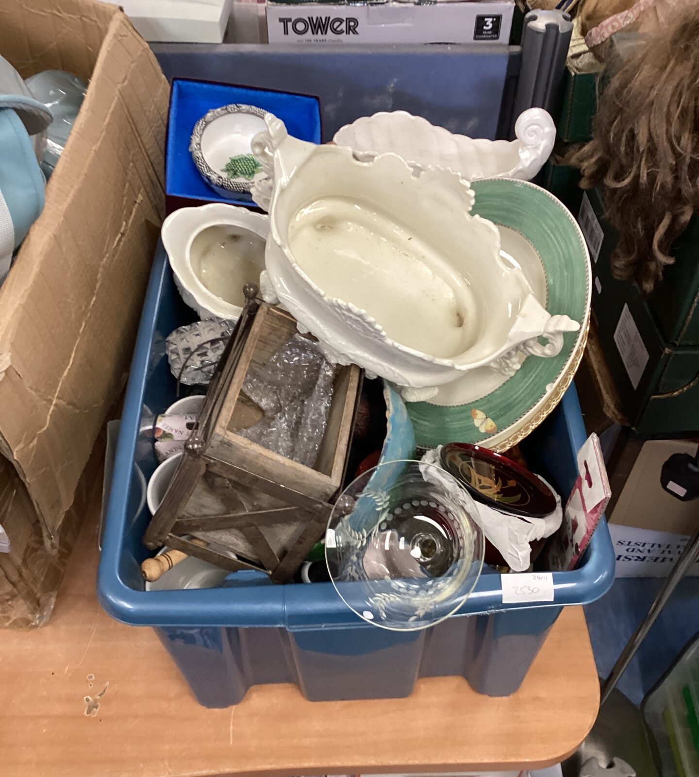 Tub of mixed house clearance inc flower pots, saucers, plates & glasses