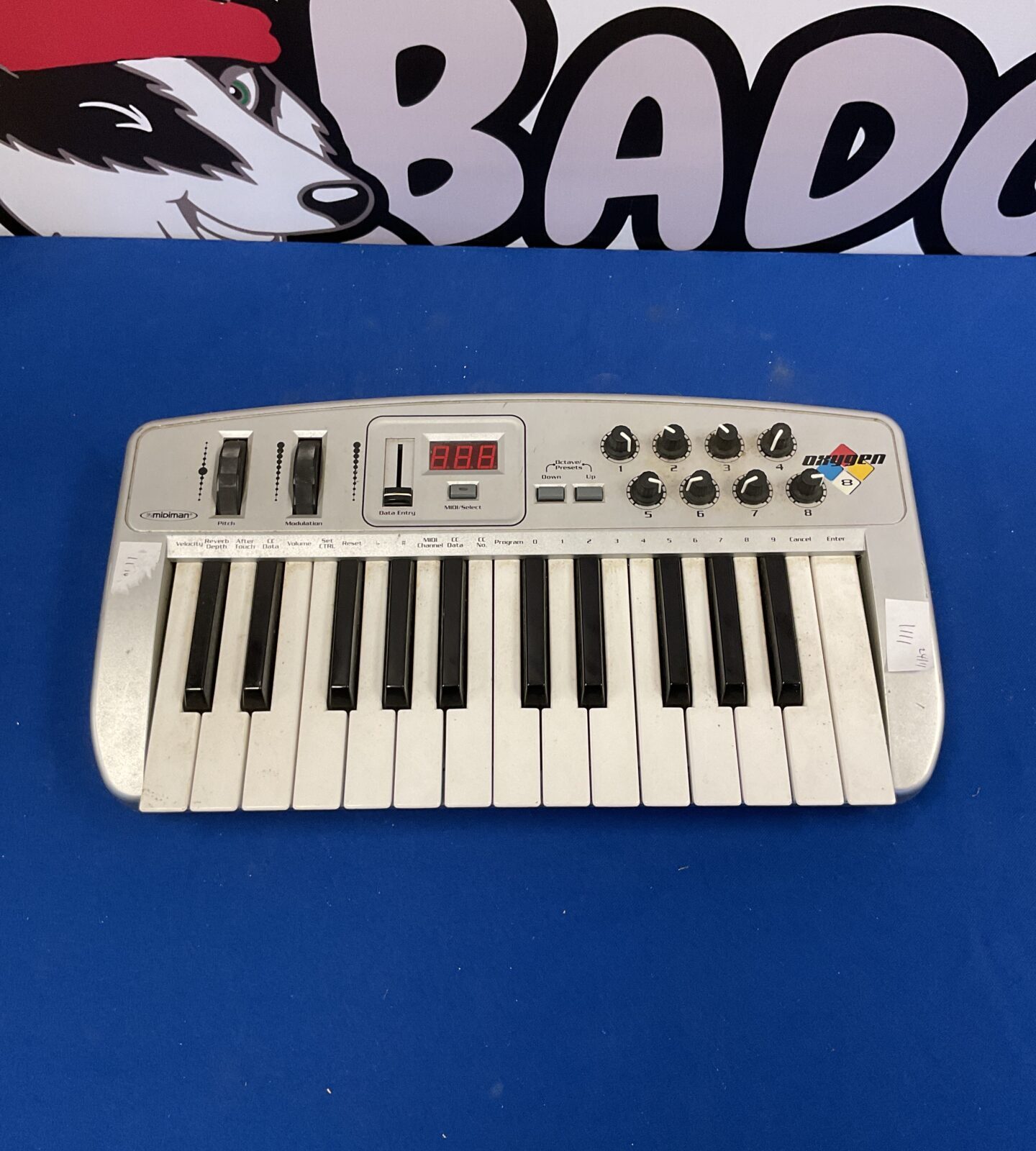 Midiman oxygen 8 keyboard for music production