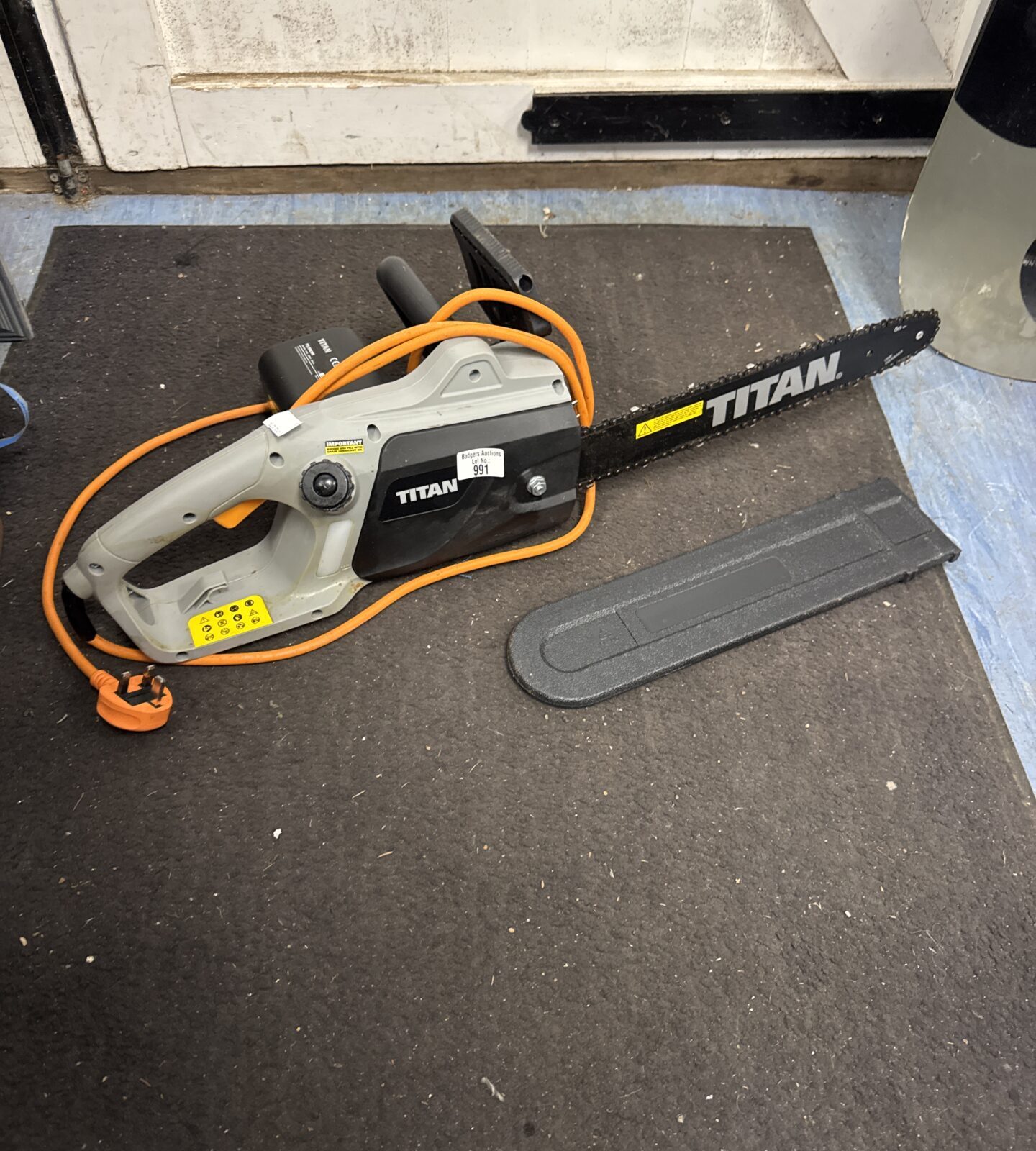 Titan ttl758chn electric chainsaw - working