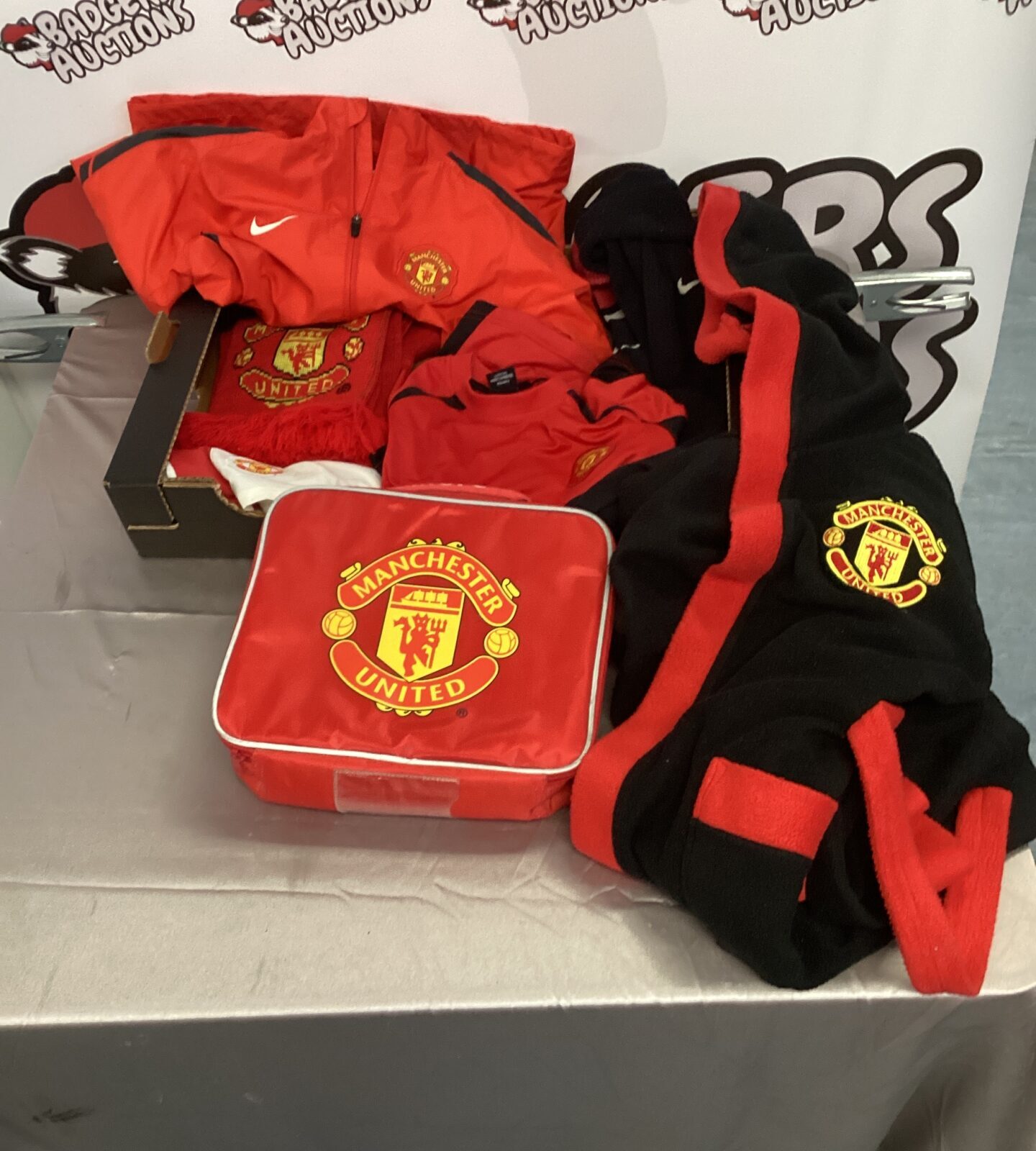 Tray of mixed childs man united clothing & lunchbox inc dressing gown, socks & football shirts