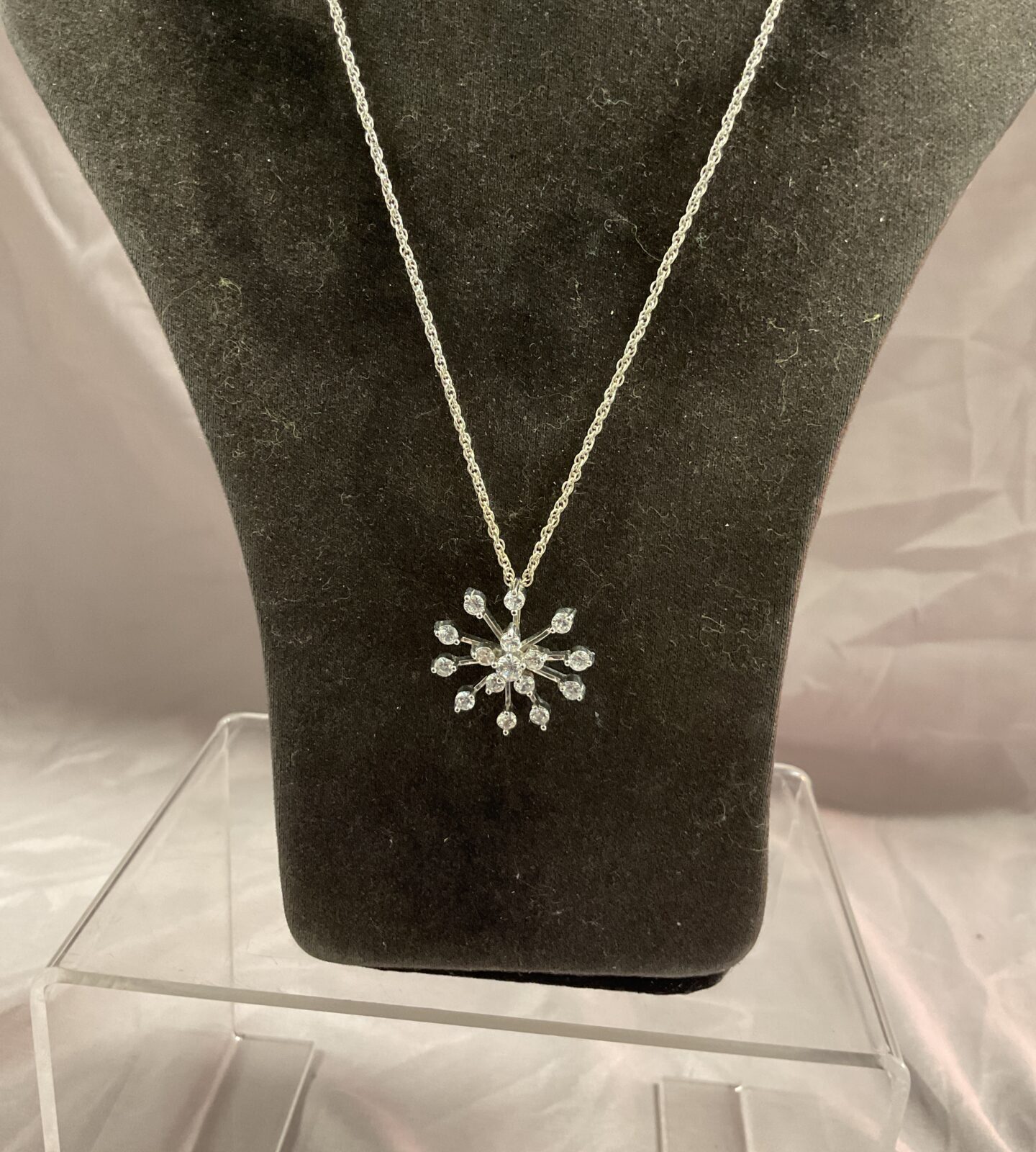 925 silver White stone set snowflake pendant 18” necklace