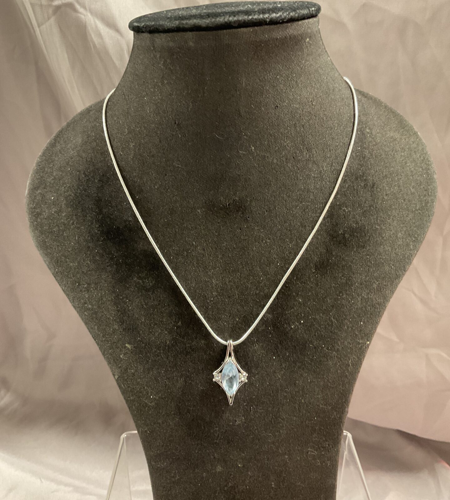 925 silver 18” Snakelink necklace with Blue stone star pendant