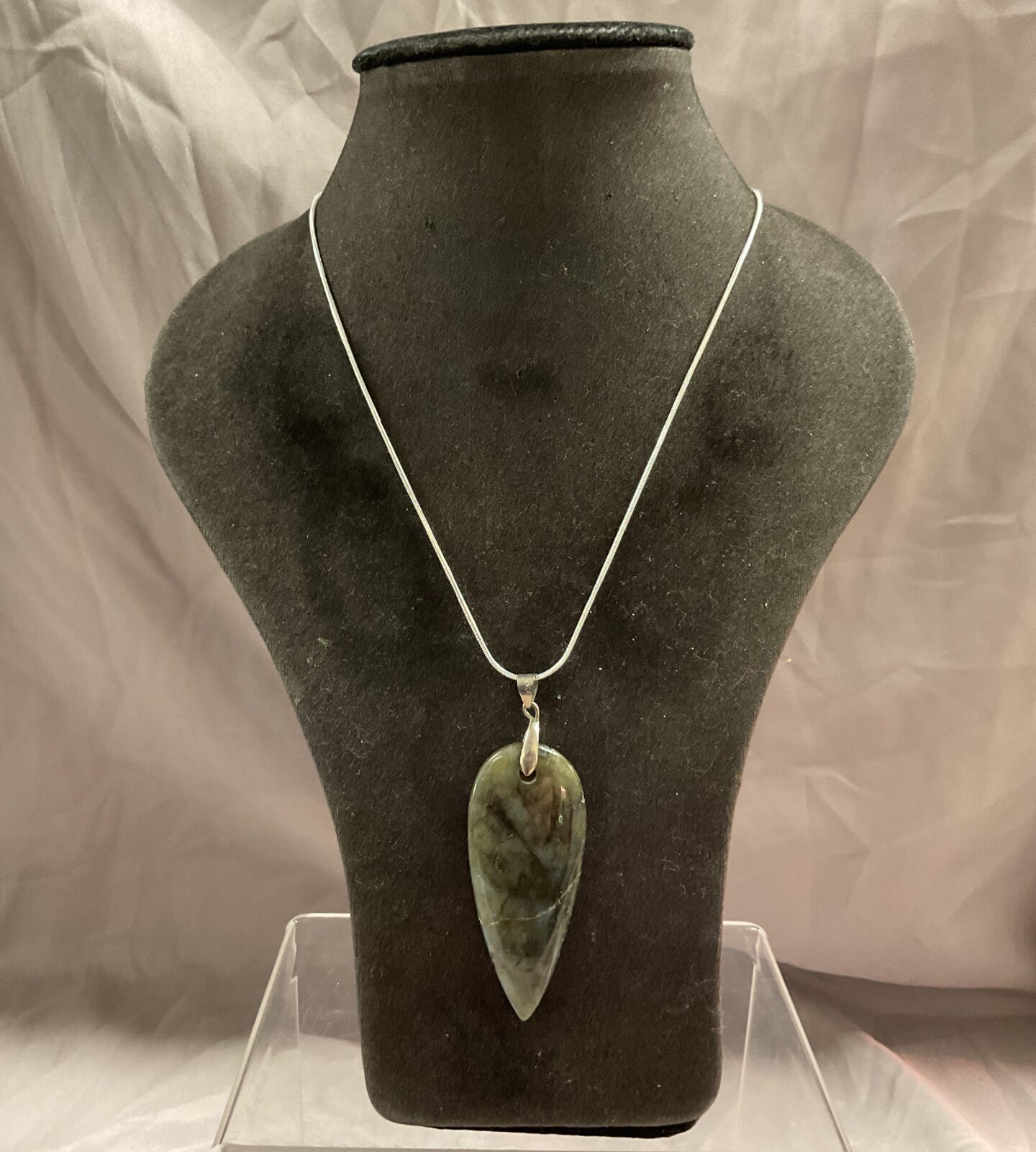 925 silver 18” Snakelink necklace with green grey stone pendant