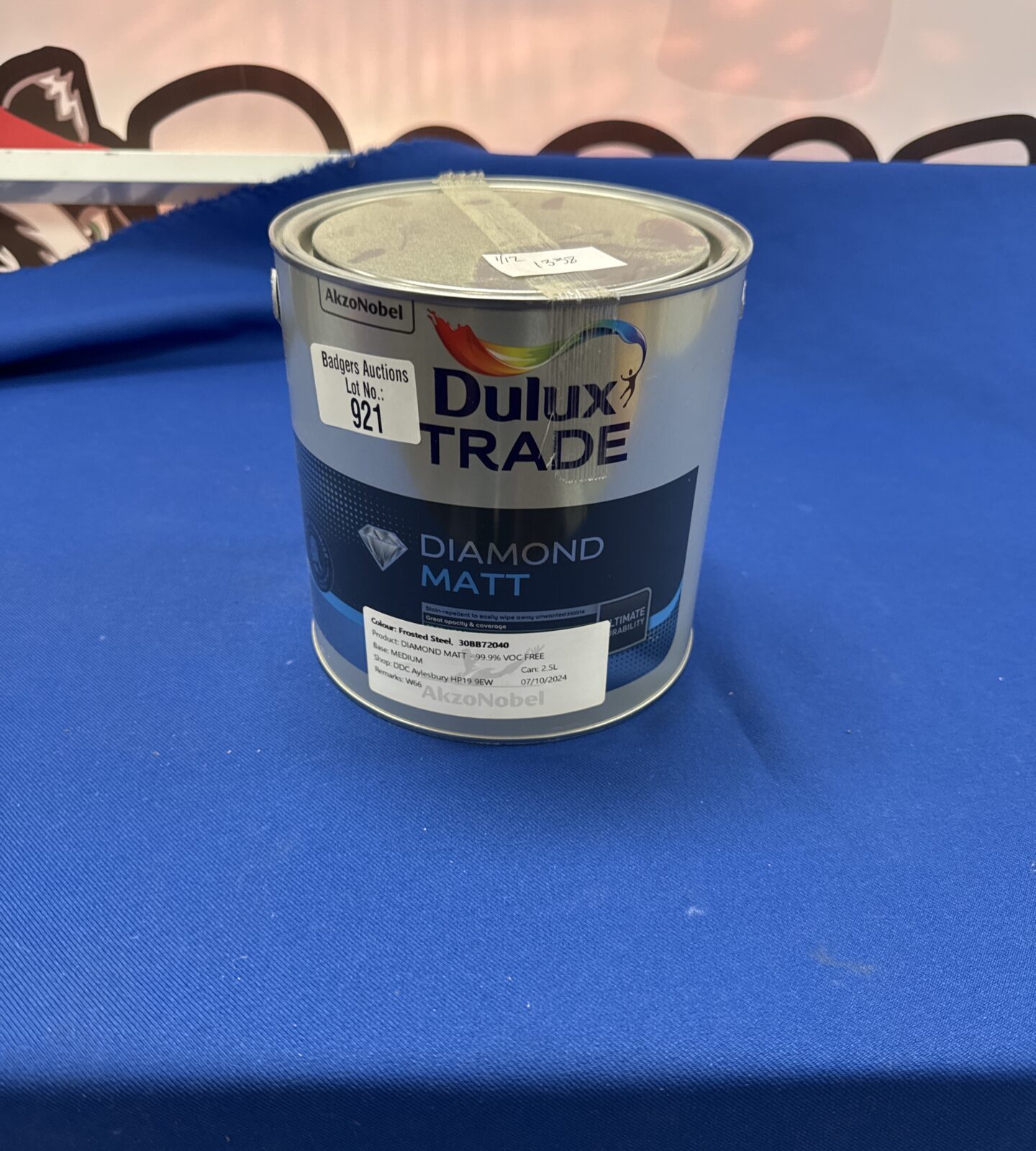 2.5l tin of dulux trade diamond Matt paint - appears unopened