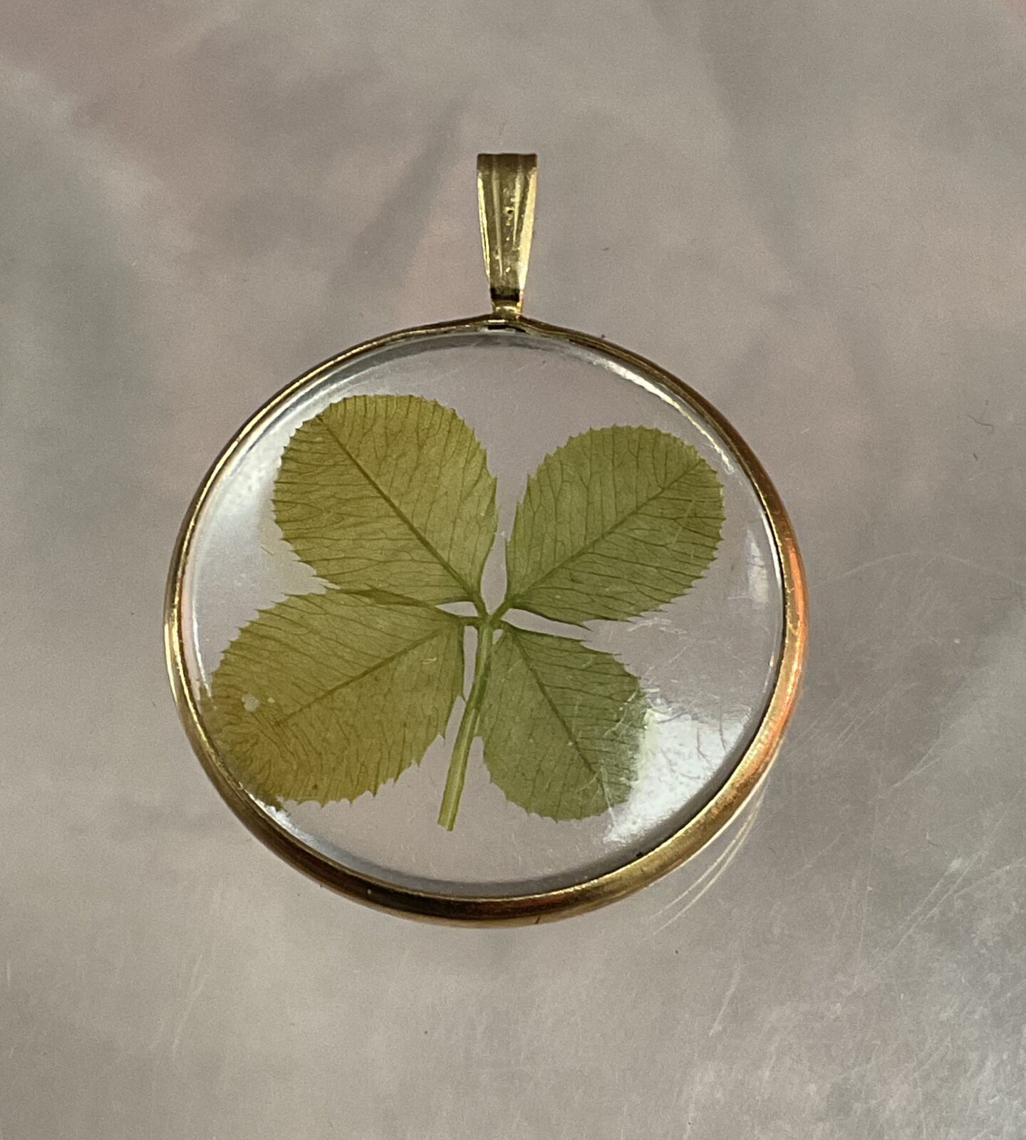 417 marked 9ct gold mounted four leaf clover pendant