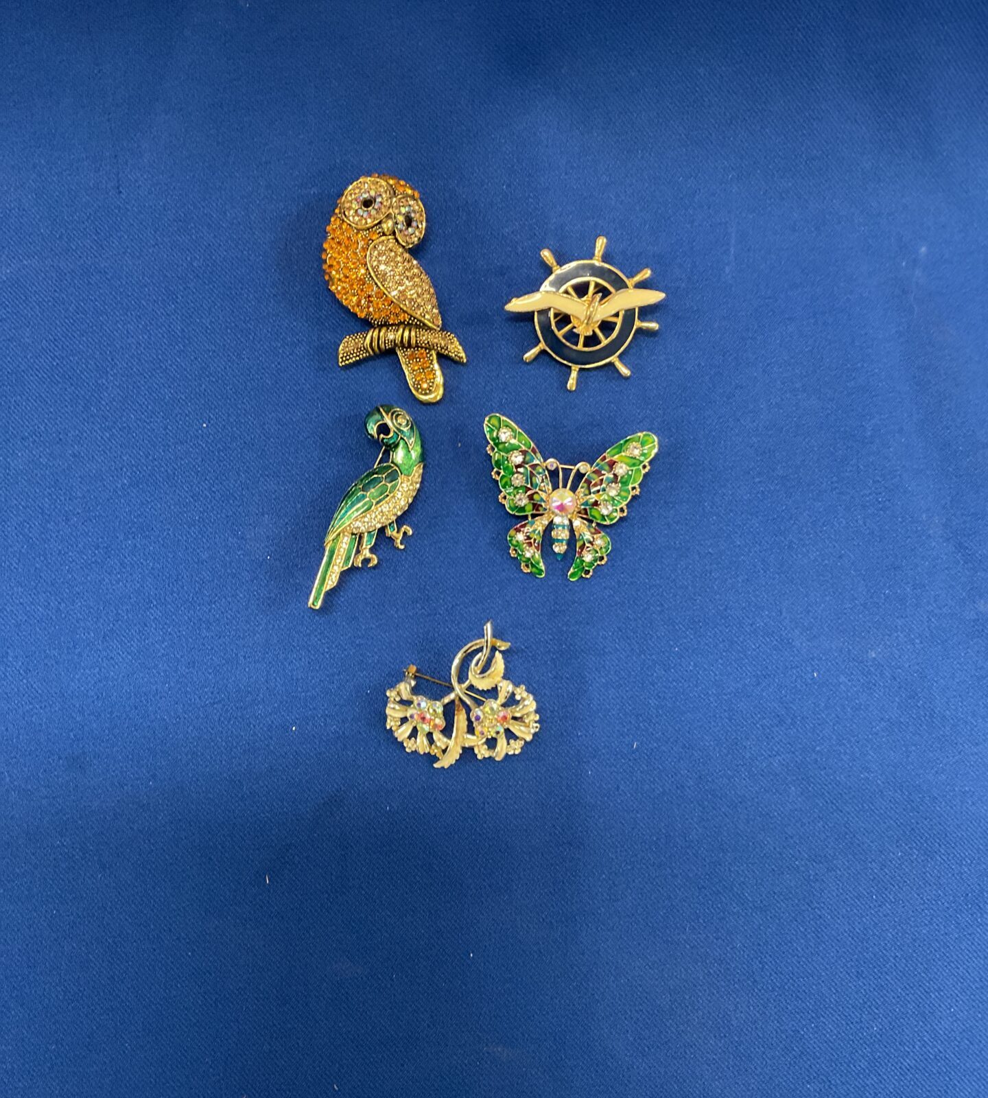 Mixed brooches inc parrot, owl and butterfly