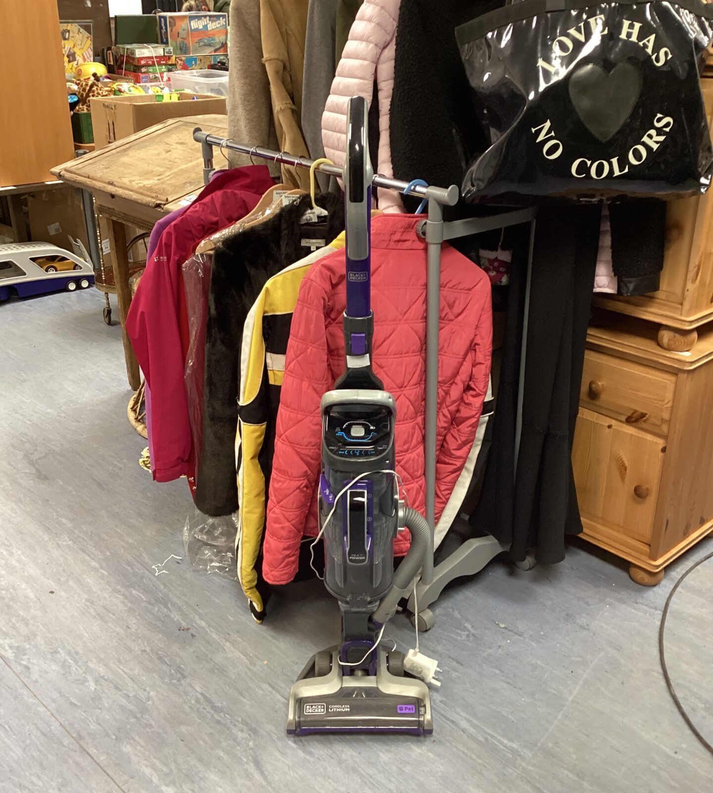 Boack & decker cordless lithium vacuum cleaner working