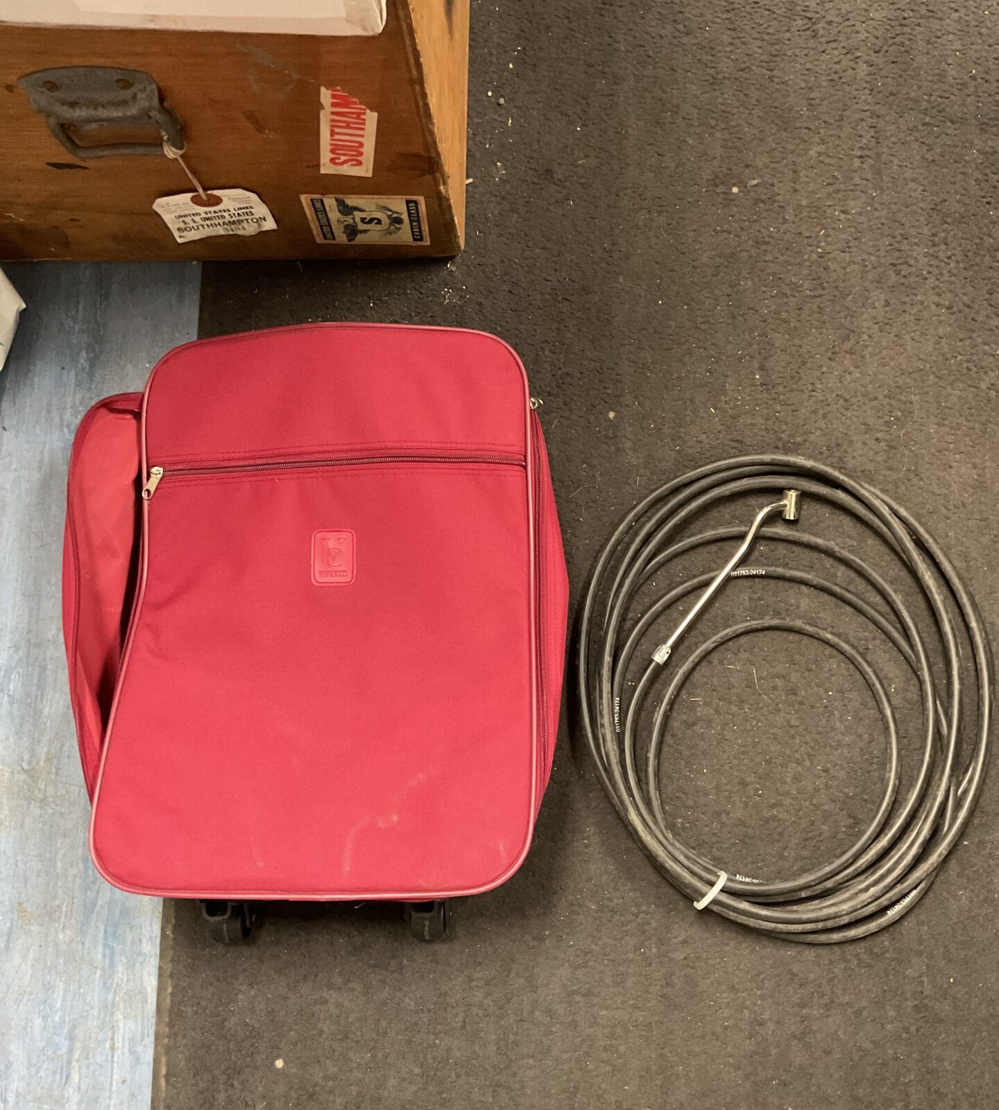 Vincelli wheel bag with length of hose and tyre inflator attachment