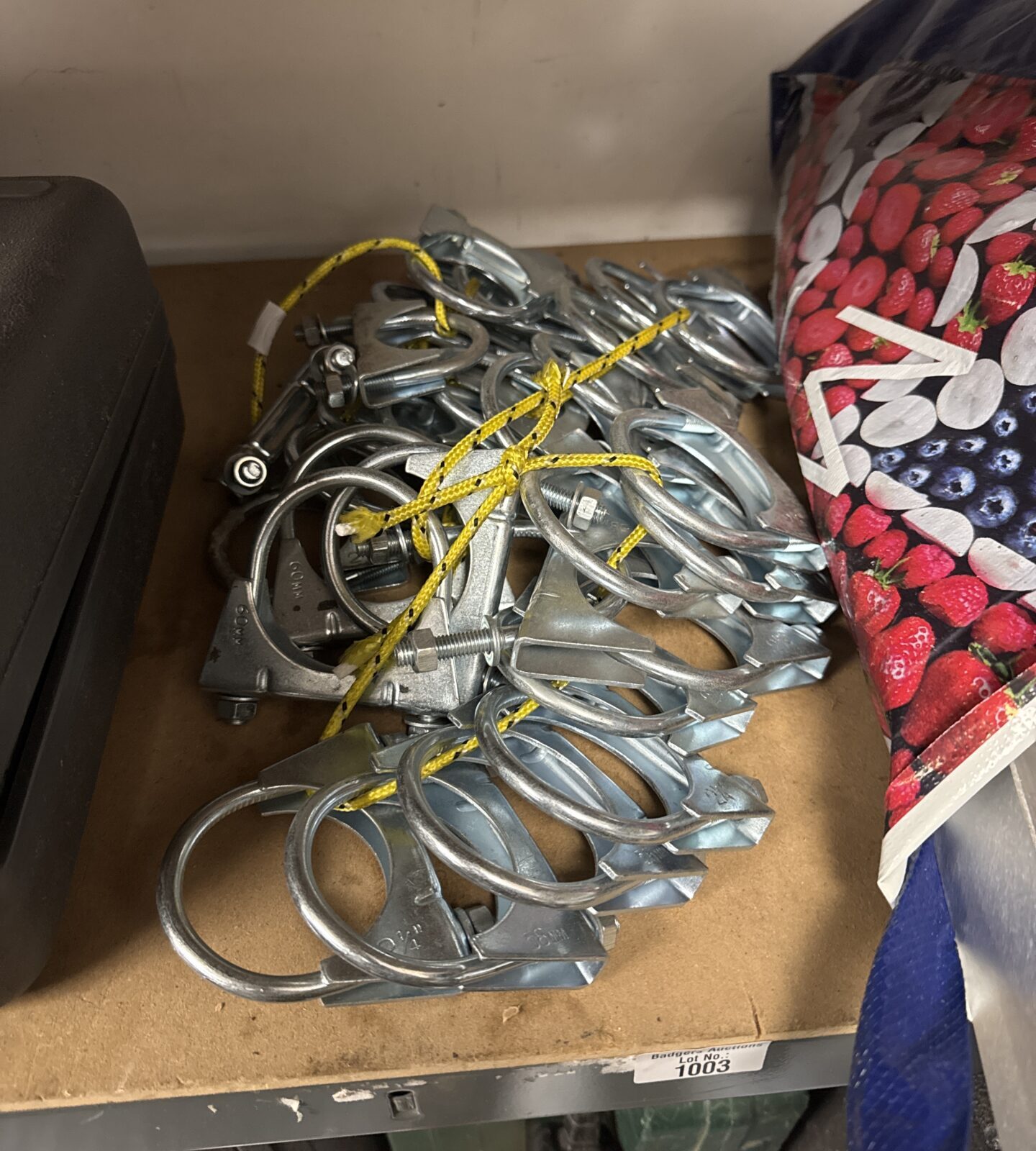 Bundle of assorted exhaust clamps