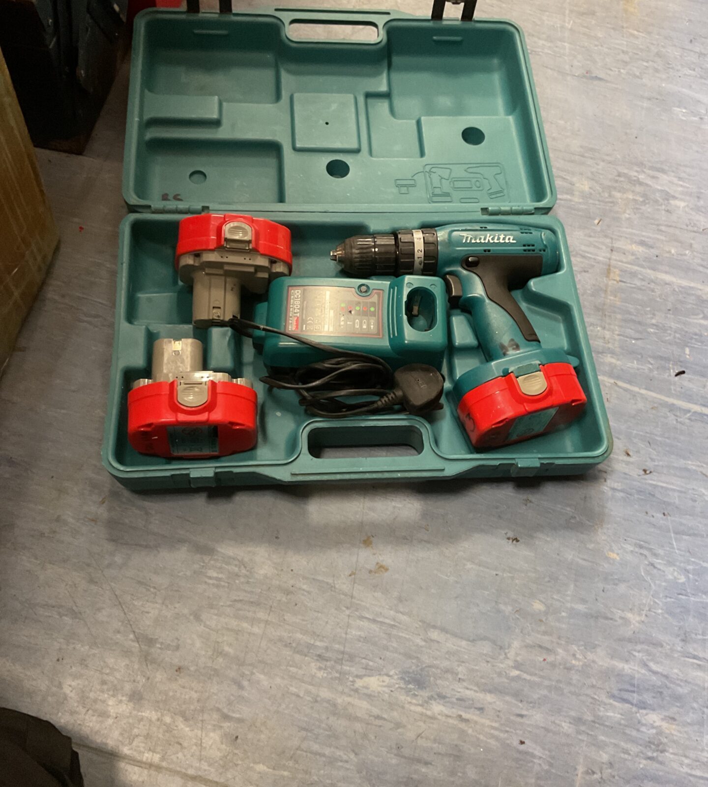 Makita cordless drill with battery and attachments, tested working