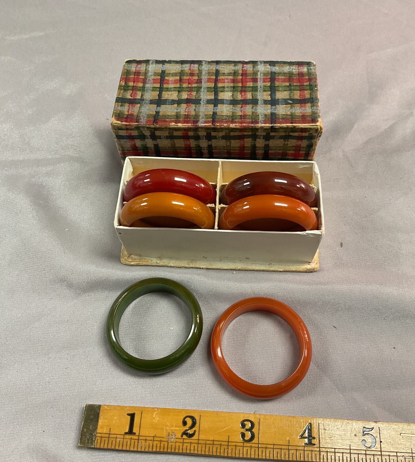 Vintage boxed set of Bakelite Knapkin rings