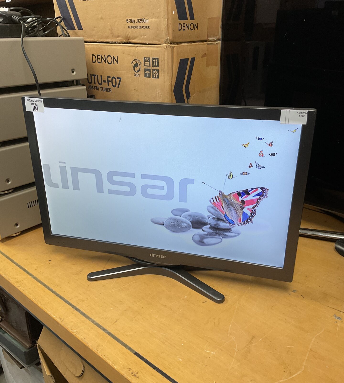 Lindar 22” hd tv with built in dvd player working