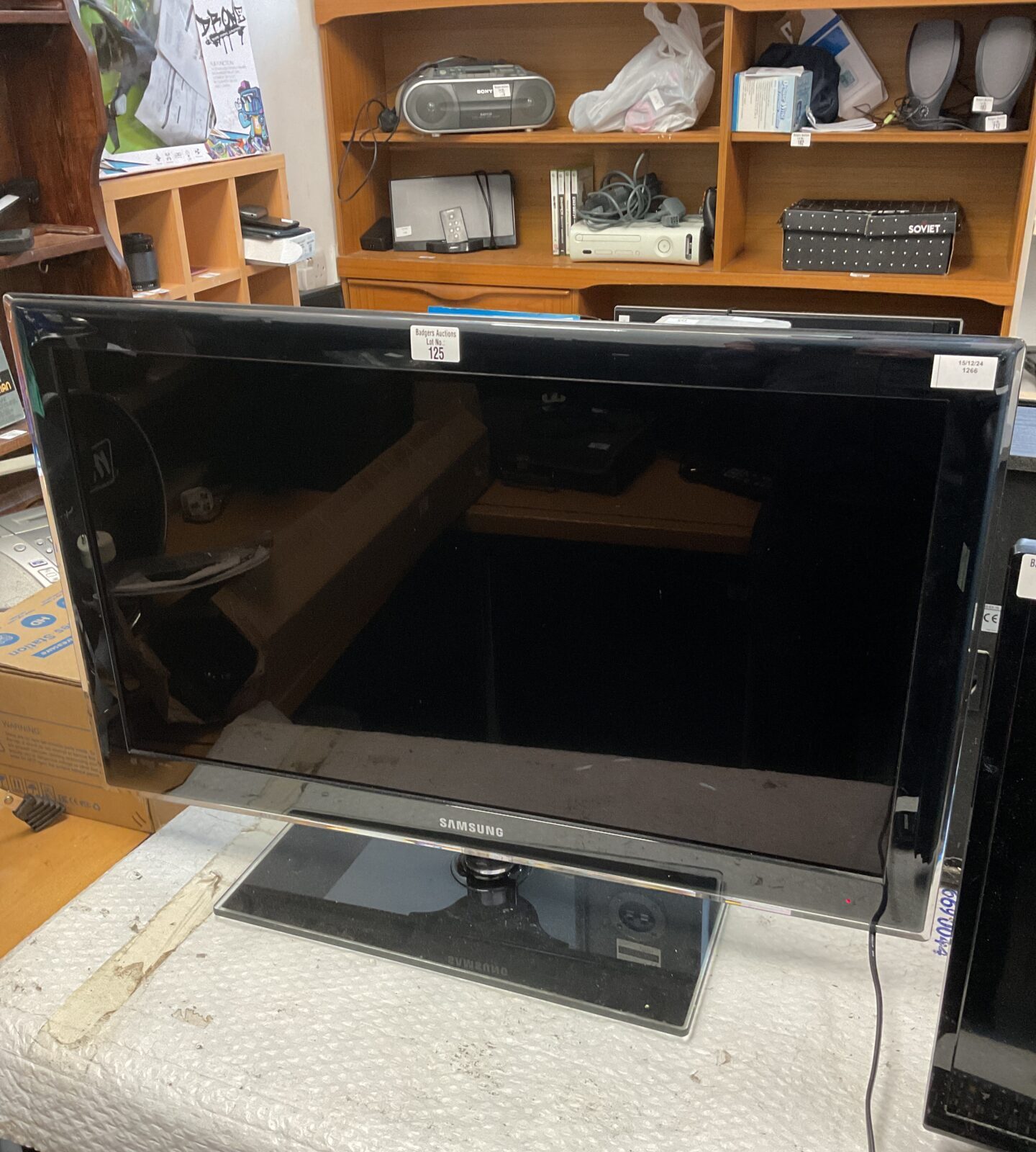 Samsung 32” led hd tv powers on but no buttons to test