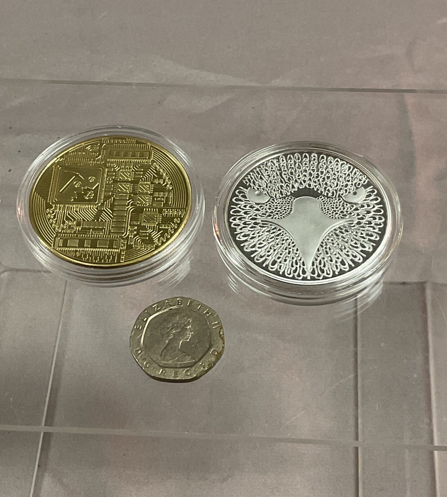 Two commemorative bit coins Gold plated and silver plated - Image 2