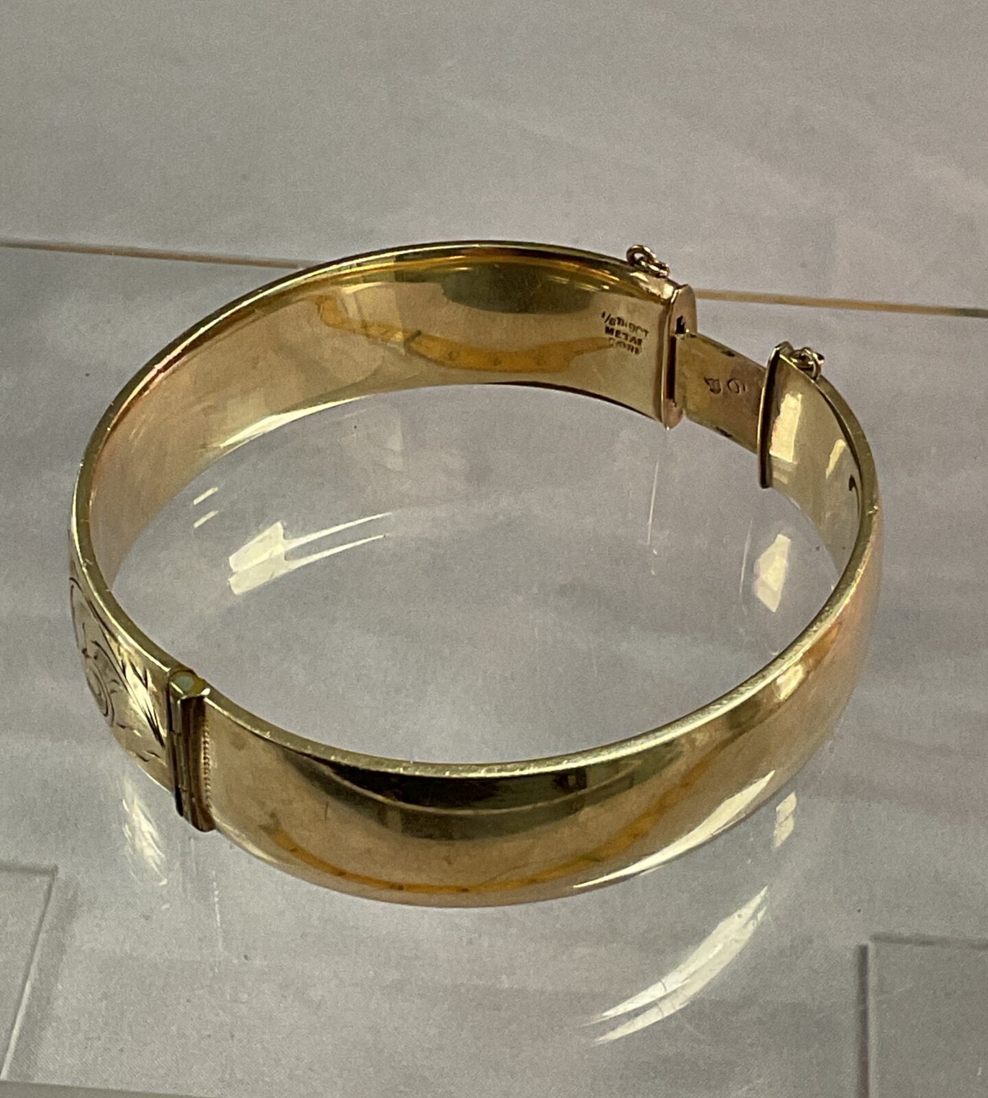 1/5th 9ct gold on metal core hinged bracelet