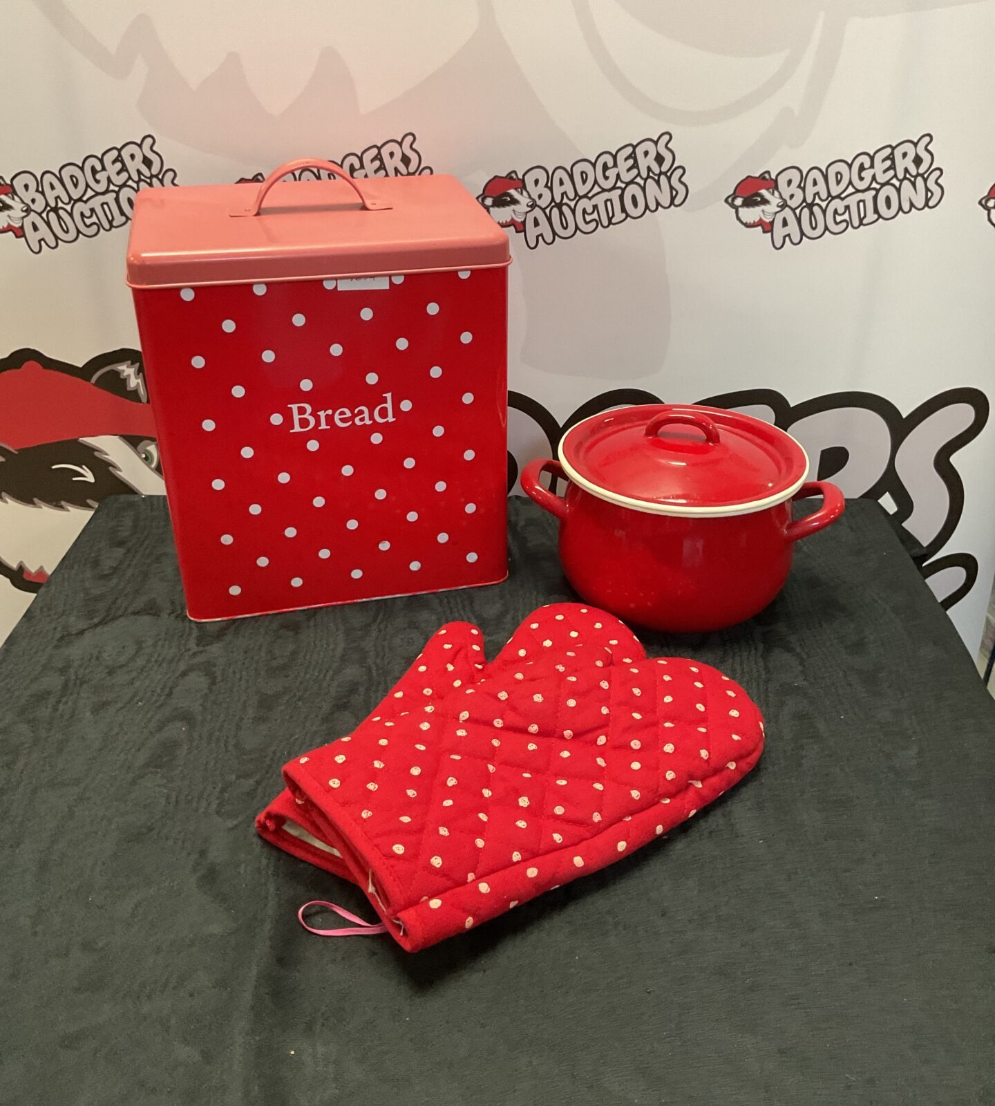 Mixed items inc bread bin, emalia olkusz pot and red and white oven gloves