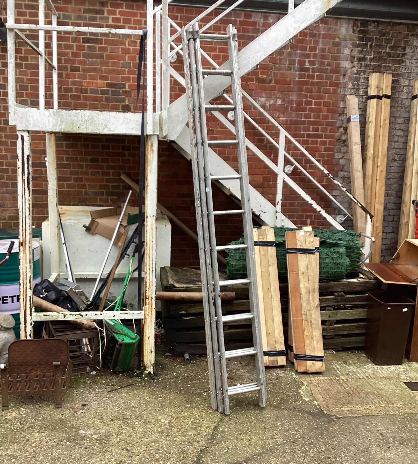 Three piece extending Aluminium Ladder