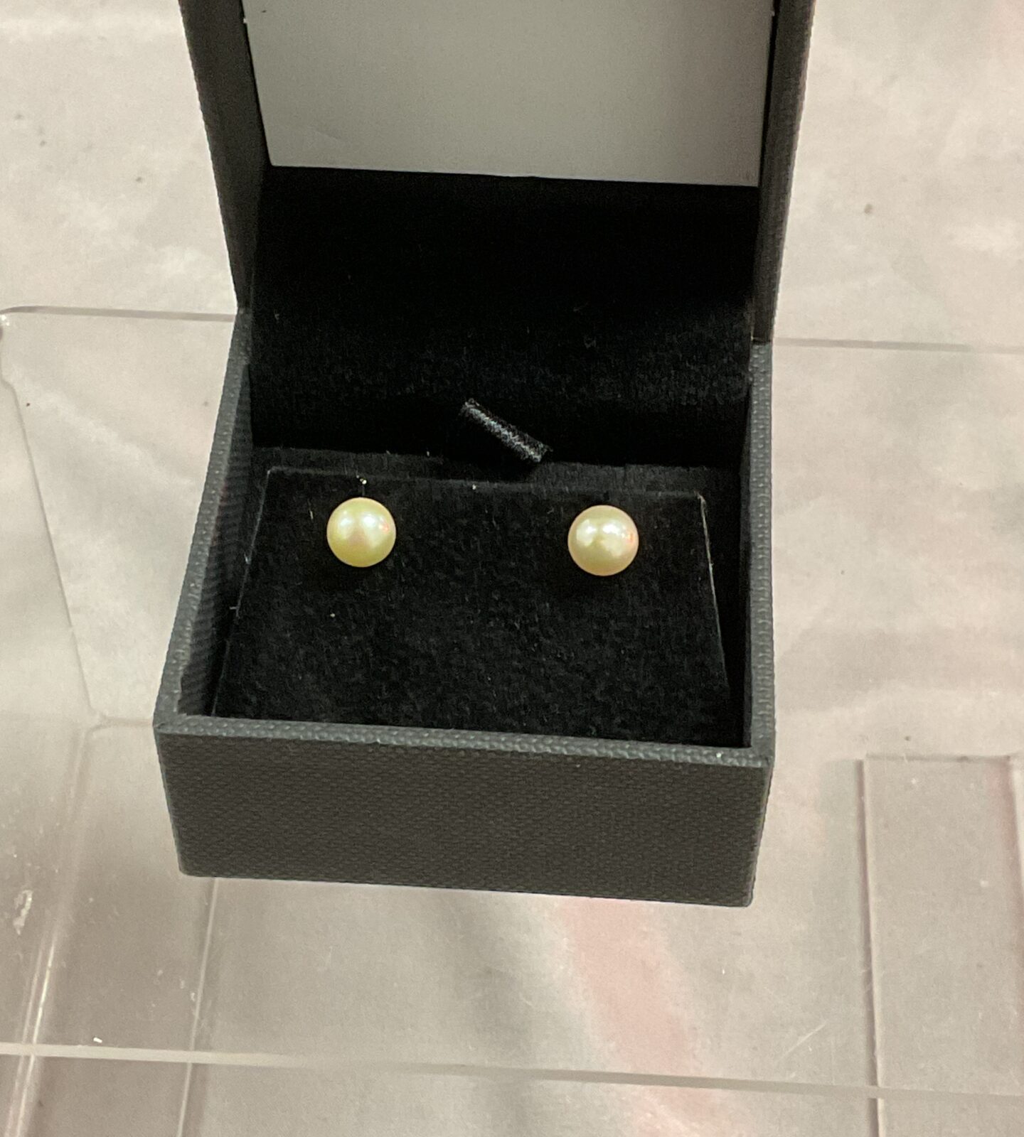 Pair 9ct gold Pearl stud earrings