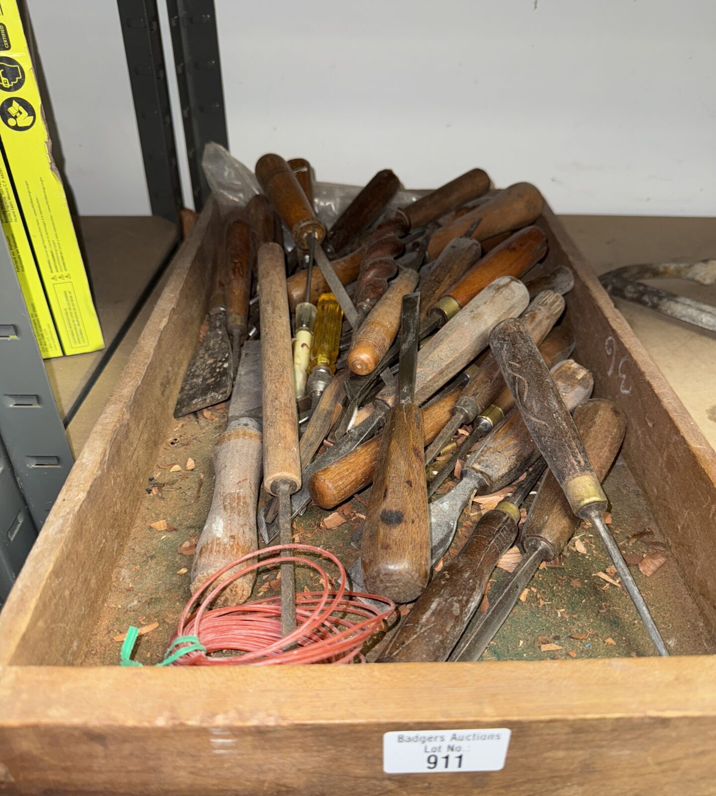 Tray of vintage tools inc chisels & others