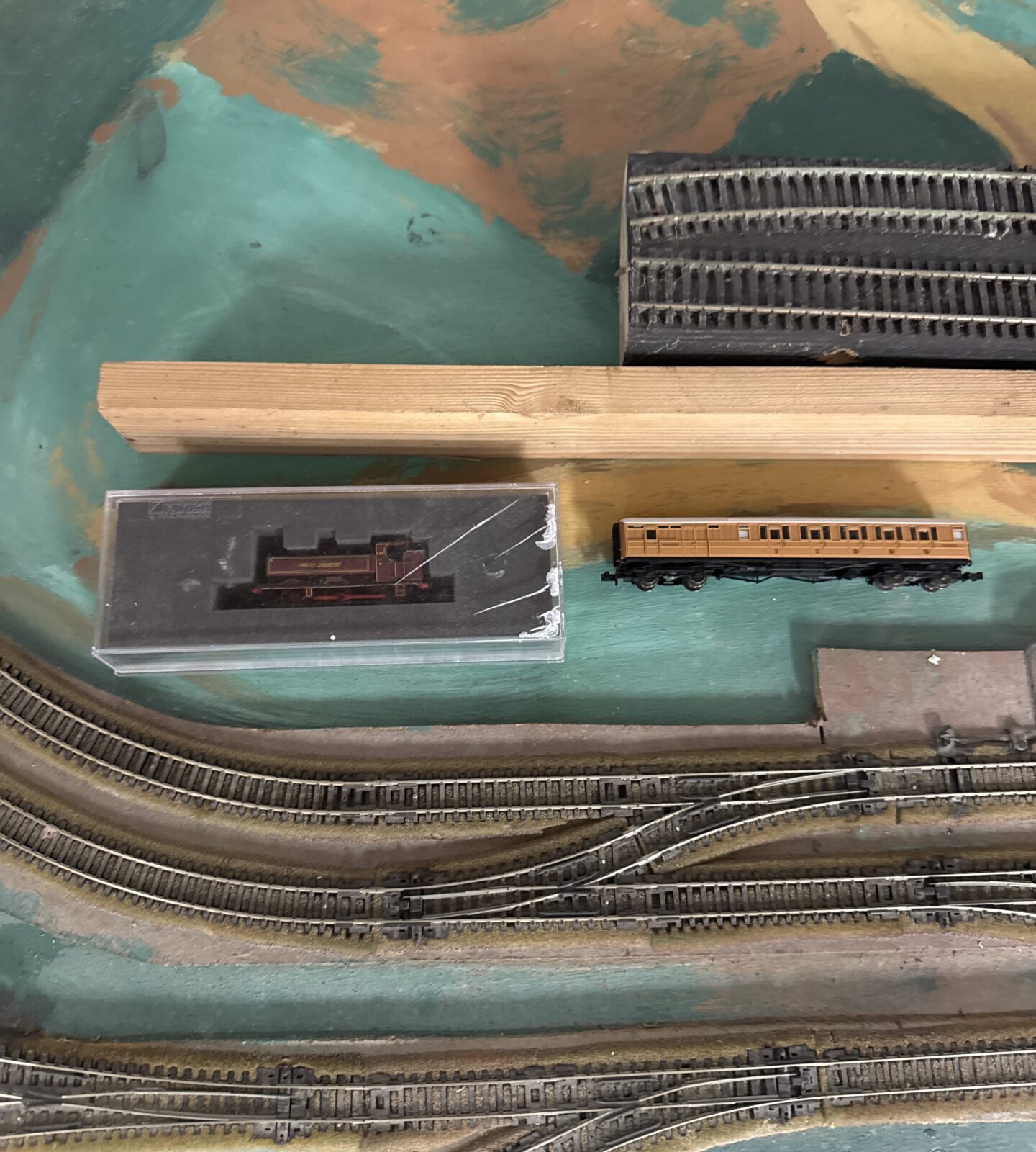 Large section of N gauge model railway with train & carriage - Image 2