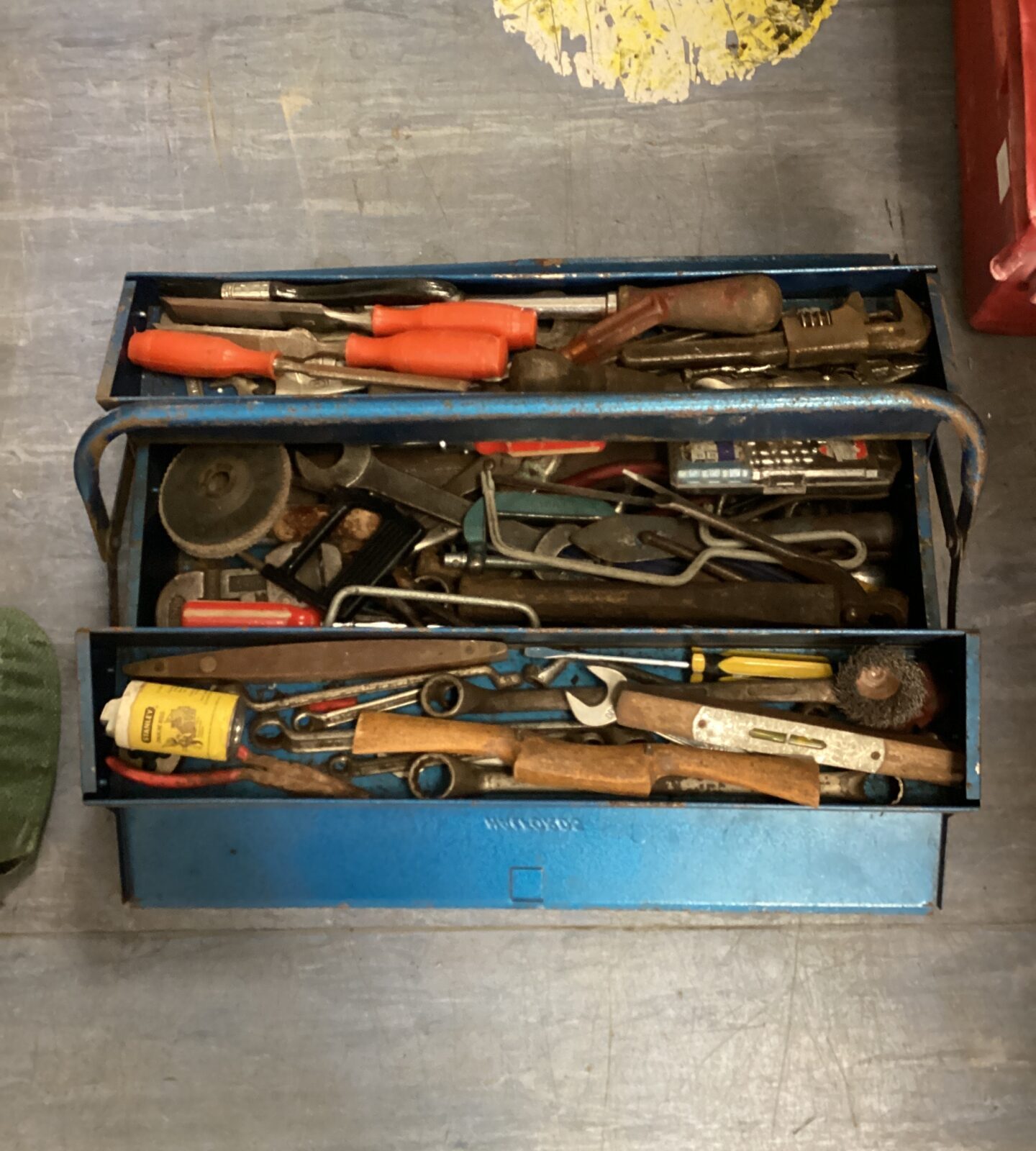 Cantilevered toolbox with contents