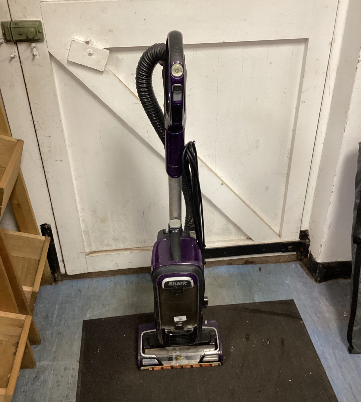 Shark duo clean vacuum cleaner for spares & repairs. Turns on but leaks fluids