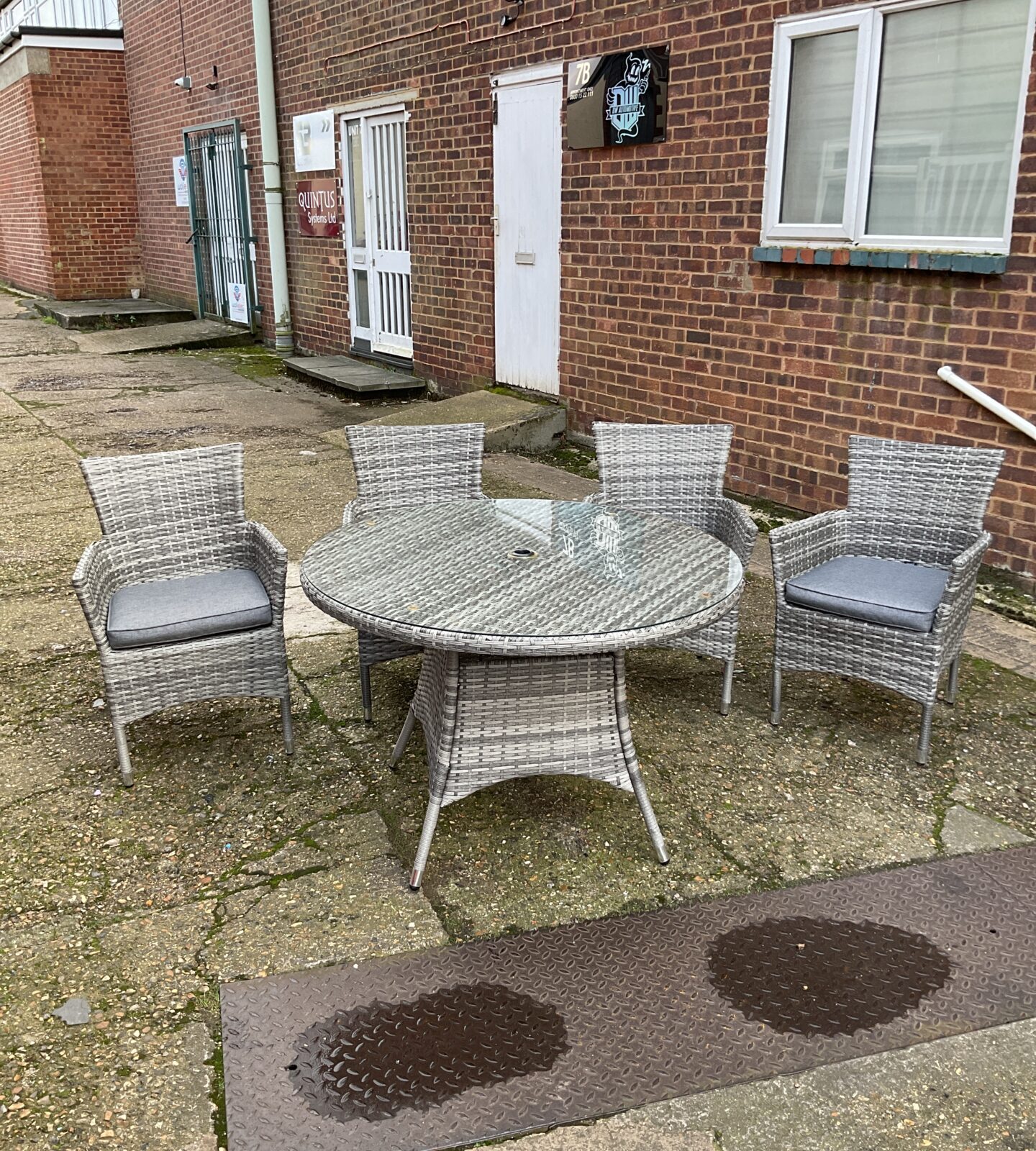 Harbo rattan garden table with four chairs & cover