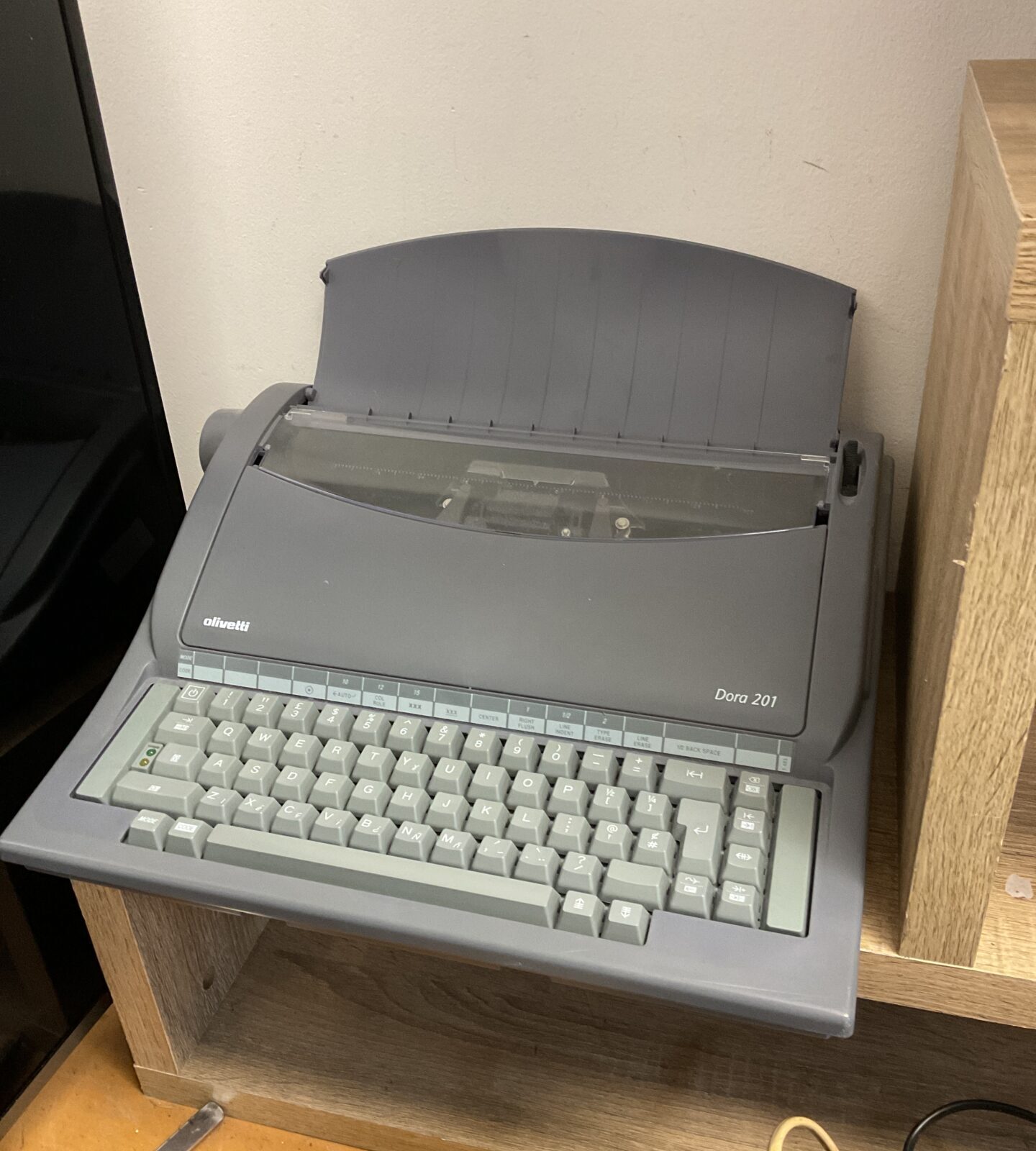 Olivetti dora 201 electric typewriter