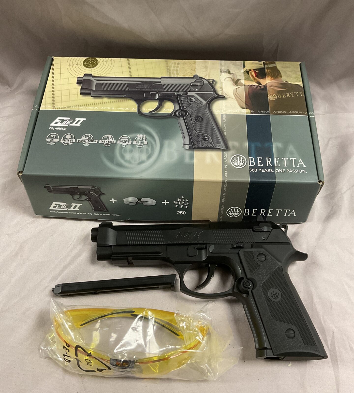 Elite Il co2 .177 cal steel Bb double action 19 shot beretta pistol with safety glasses