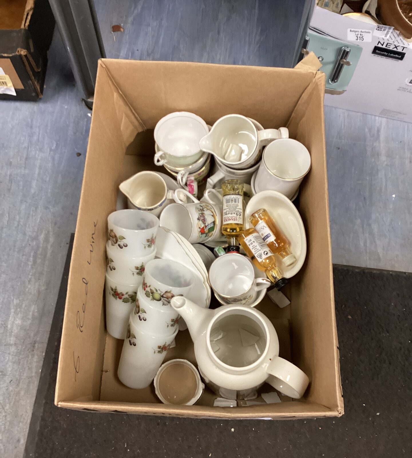 Box of mixed china inc Colclough