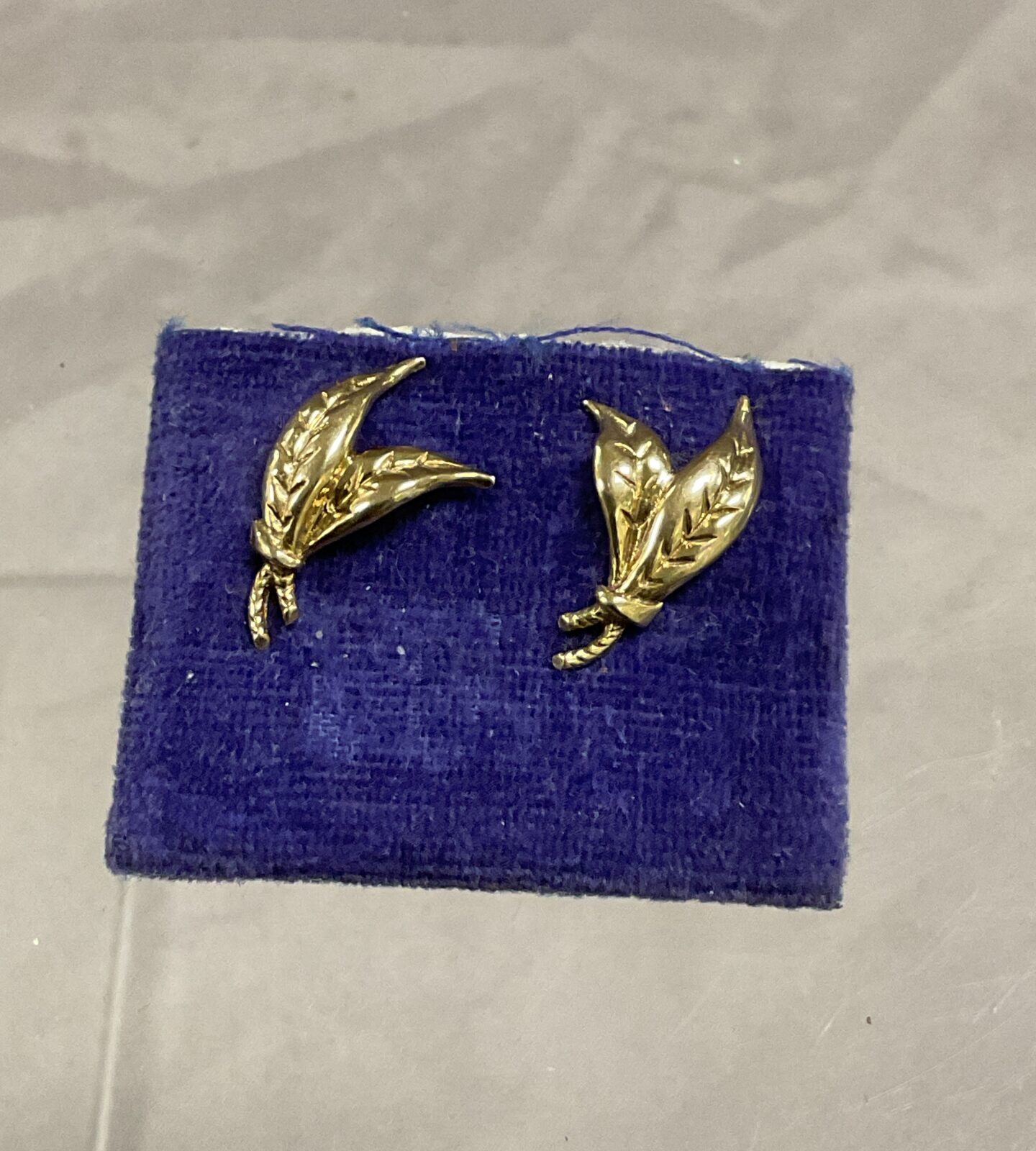 Pair of 9ct gold hallmarked earrings 2.38g